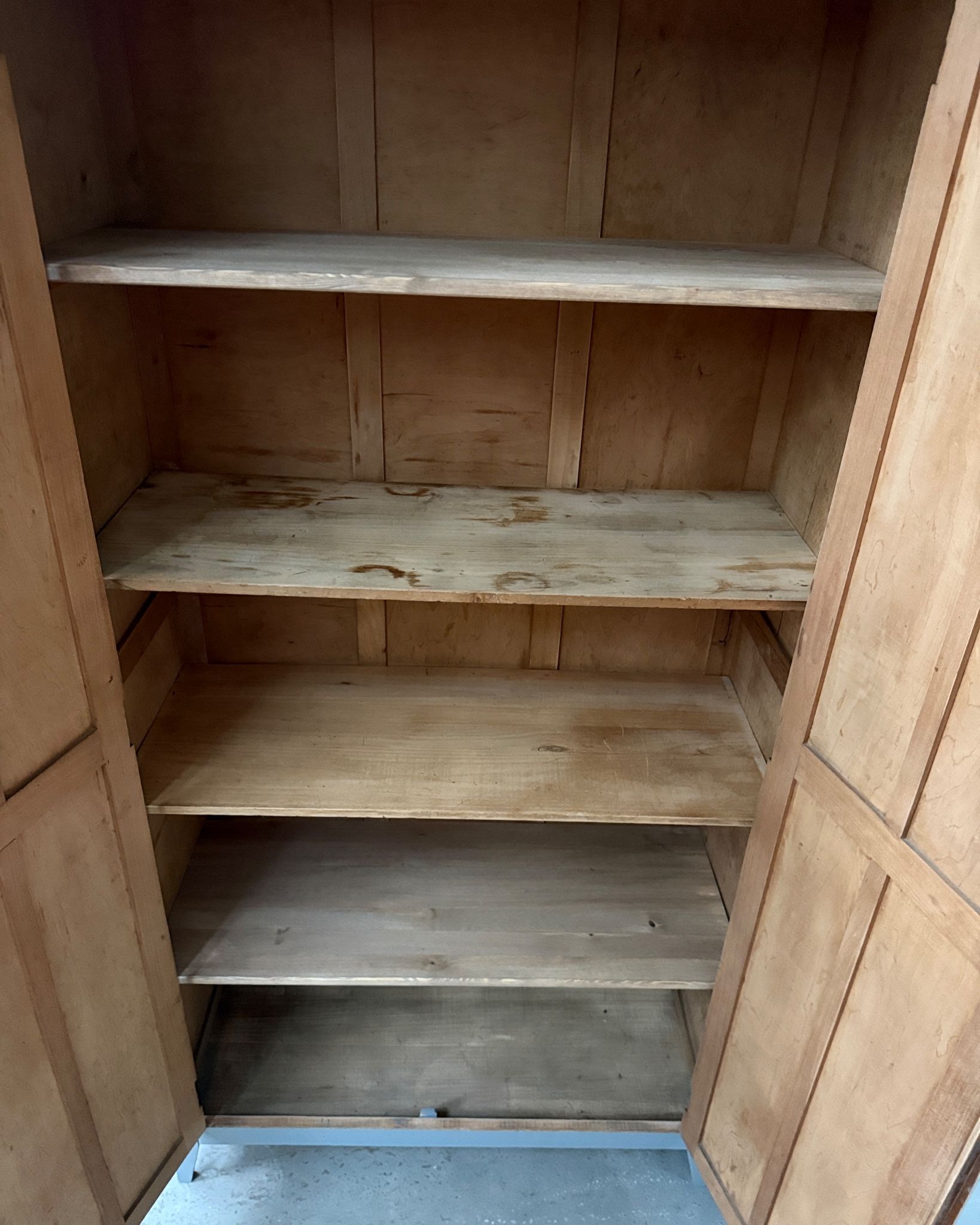 Armoire parisienne grise (rénovée)