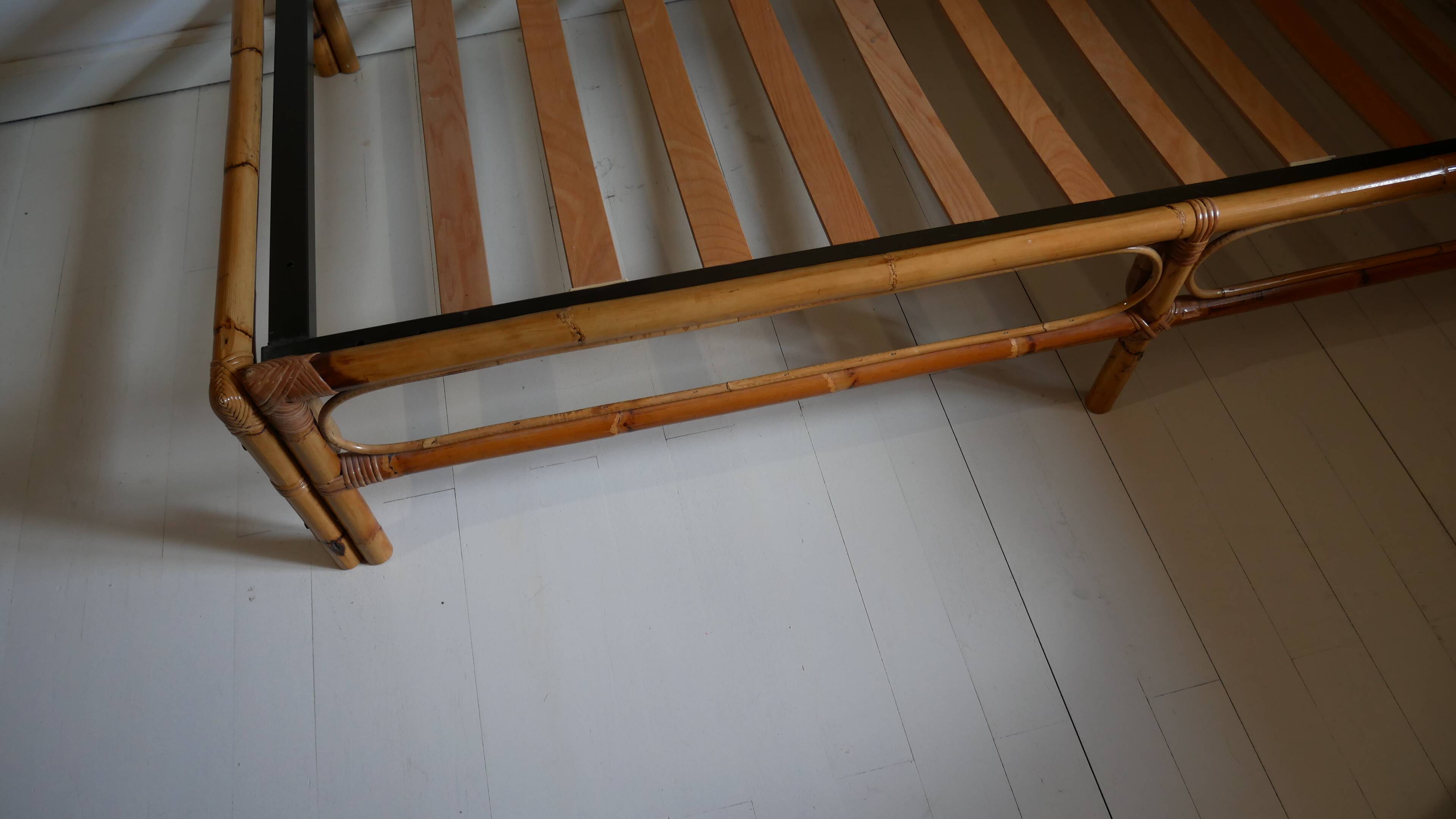 Vintage rattan shell bed