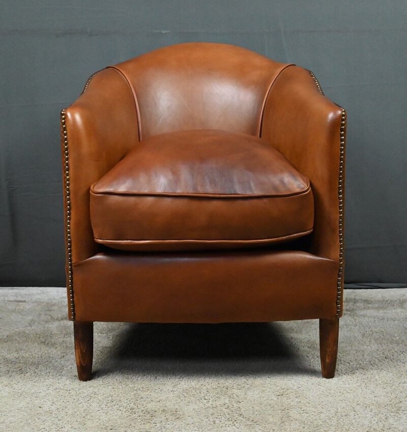 Solange club armchair in sheepskin leather.