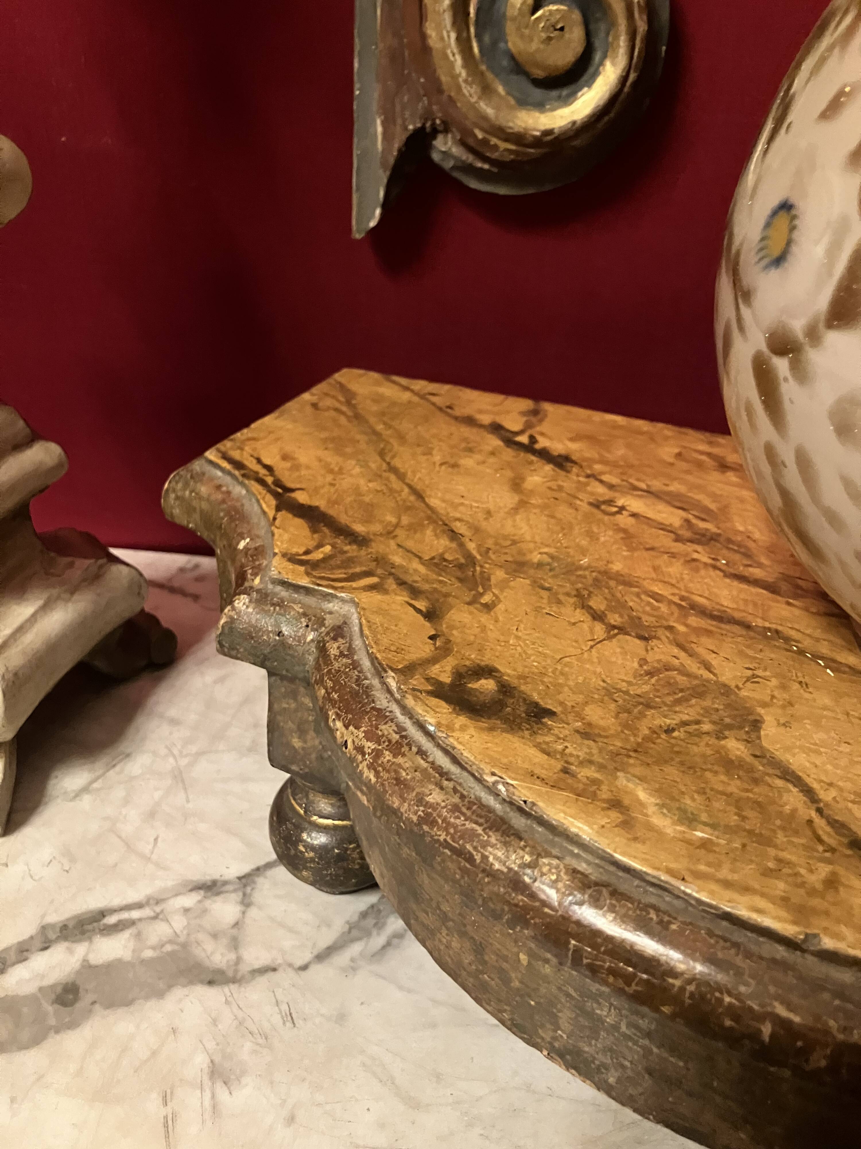 Ancient Italian pedestal, gilded carved wood, faux yellow Siena marble, 19th century.