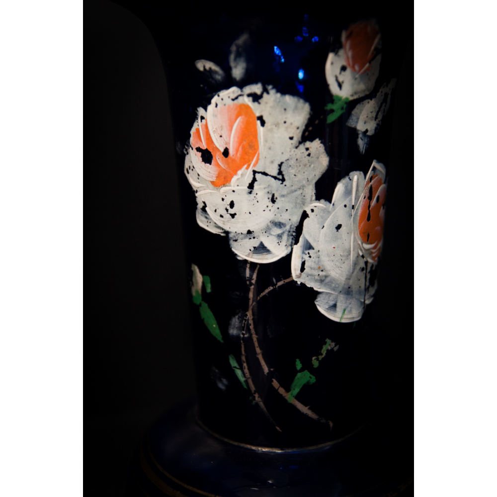 Vase ancien en verre bleu peint à la main.