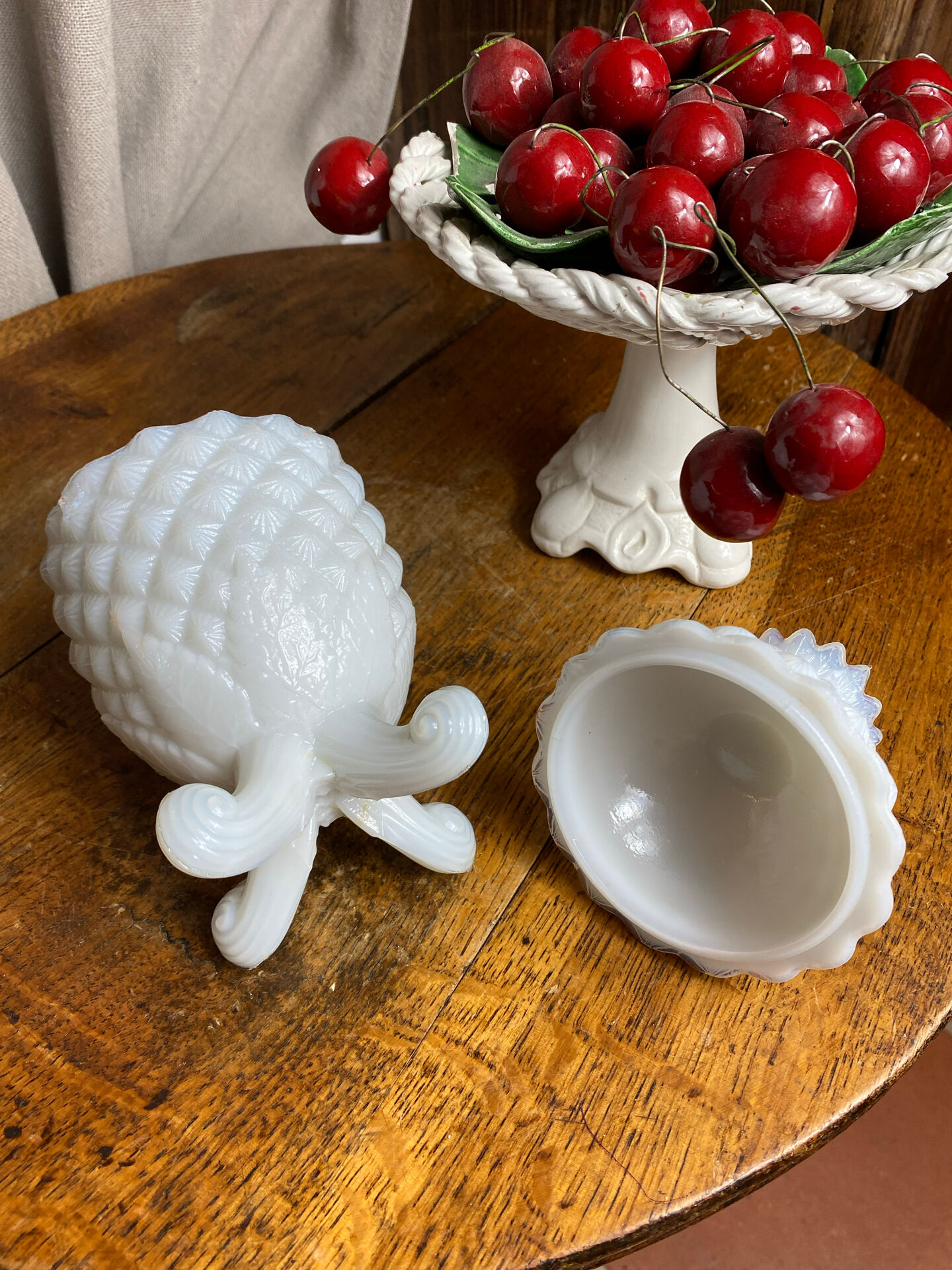 Pineapple bonbonnière in white opaline