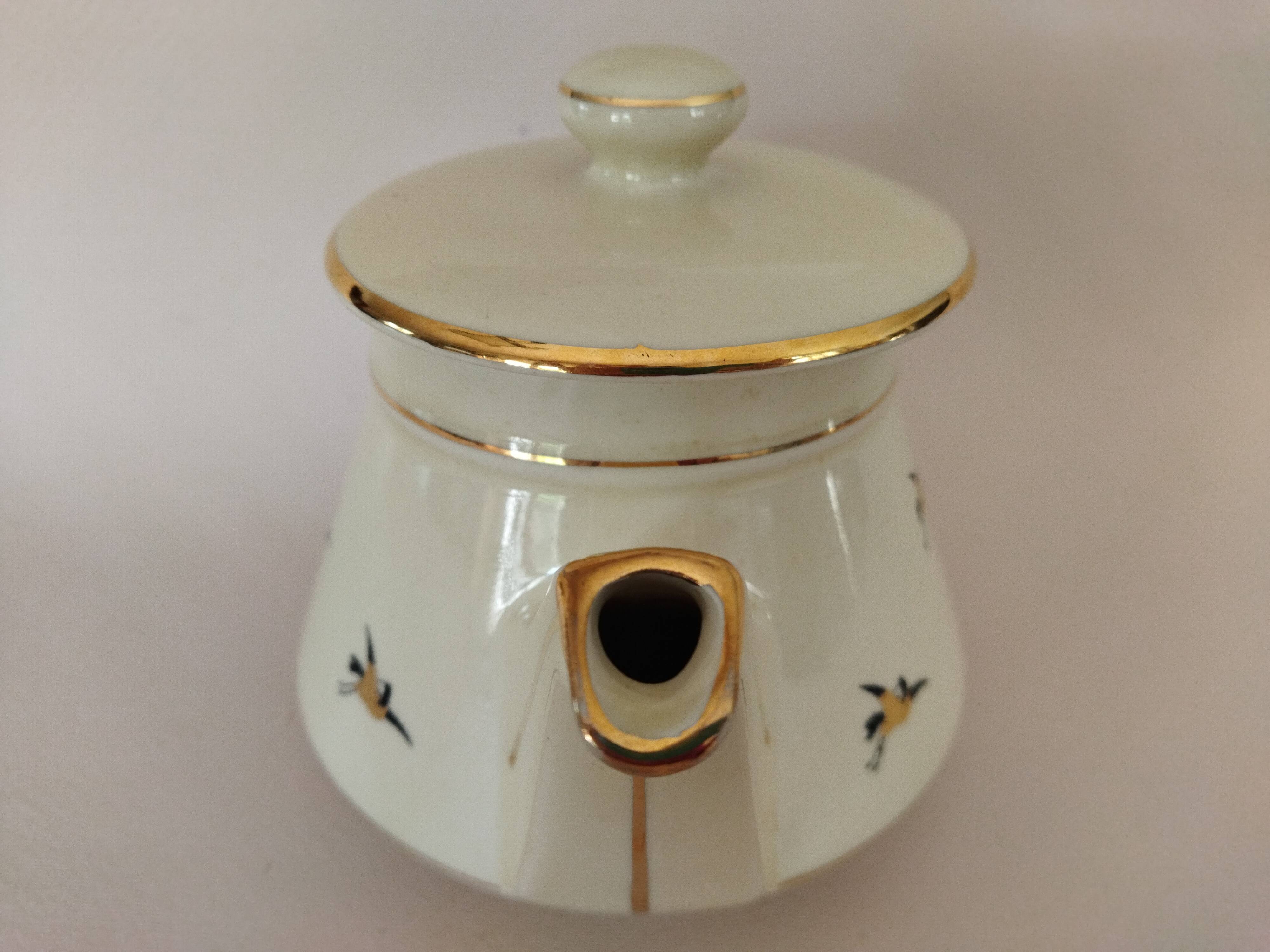 Salam pourer with Japanese motifs