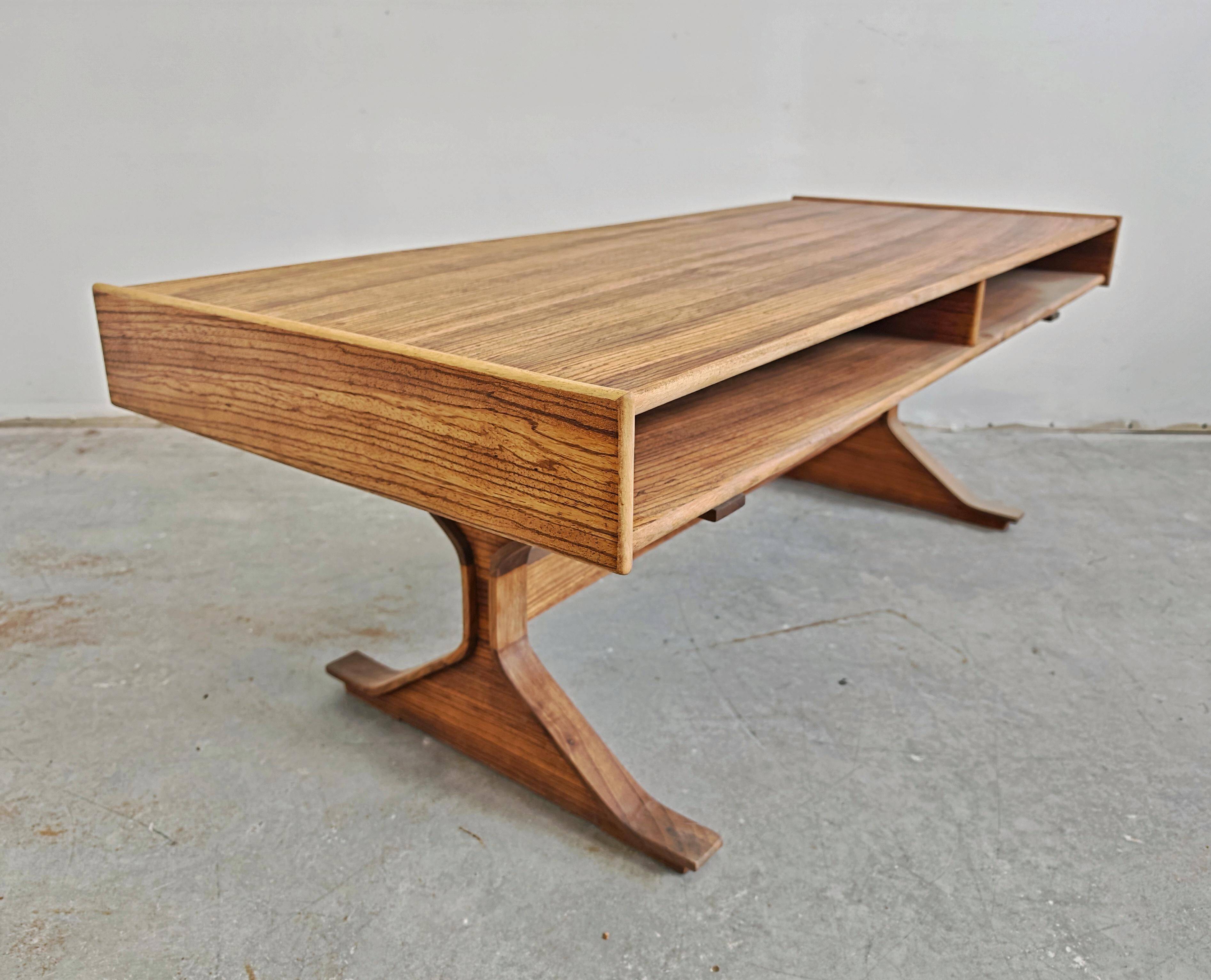 Table basse Mid Century Modern Gianfranco Frattini bois de Zebrano