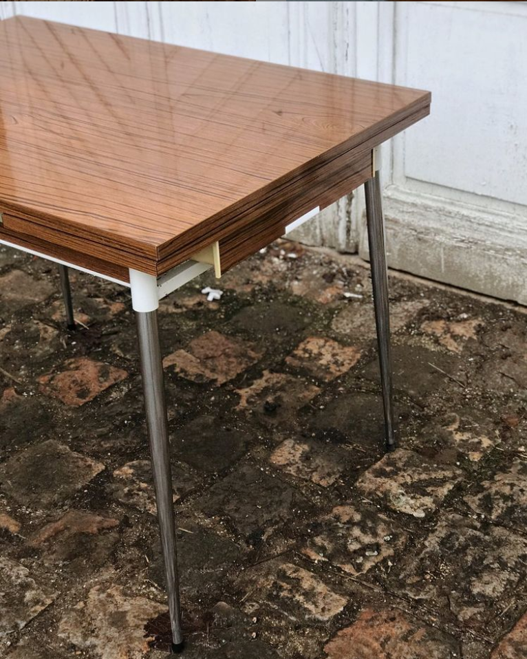 Large extension table in formica