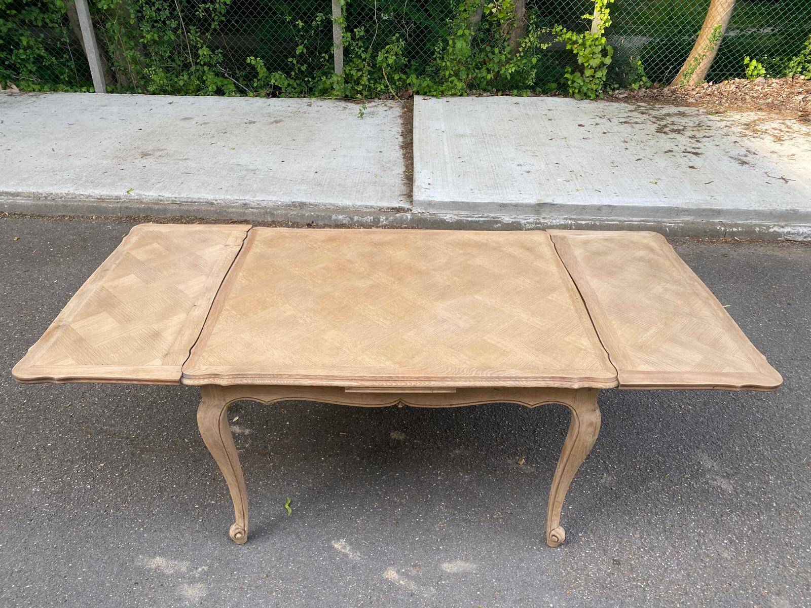Table à manger extensible Louis XV bois massif chêne et marqueterie 200cm