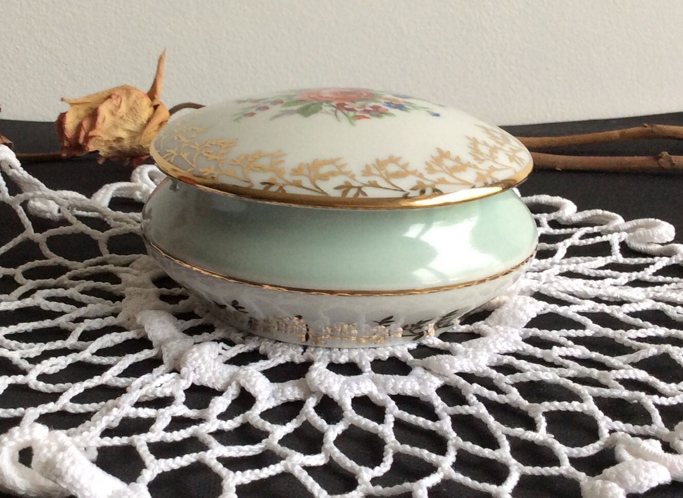 Ancienne bonbonnière, boîte à bijoux,  porcelaine de Couleuvre