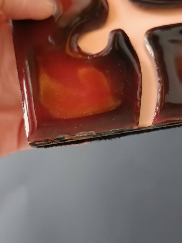 Croix murale en émail rouge et doré sur cuivre Atelier Chehab vintage