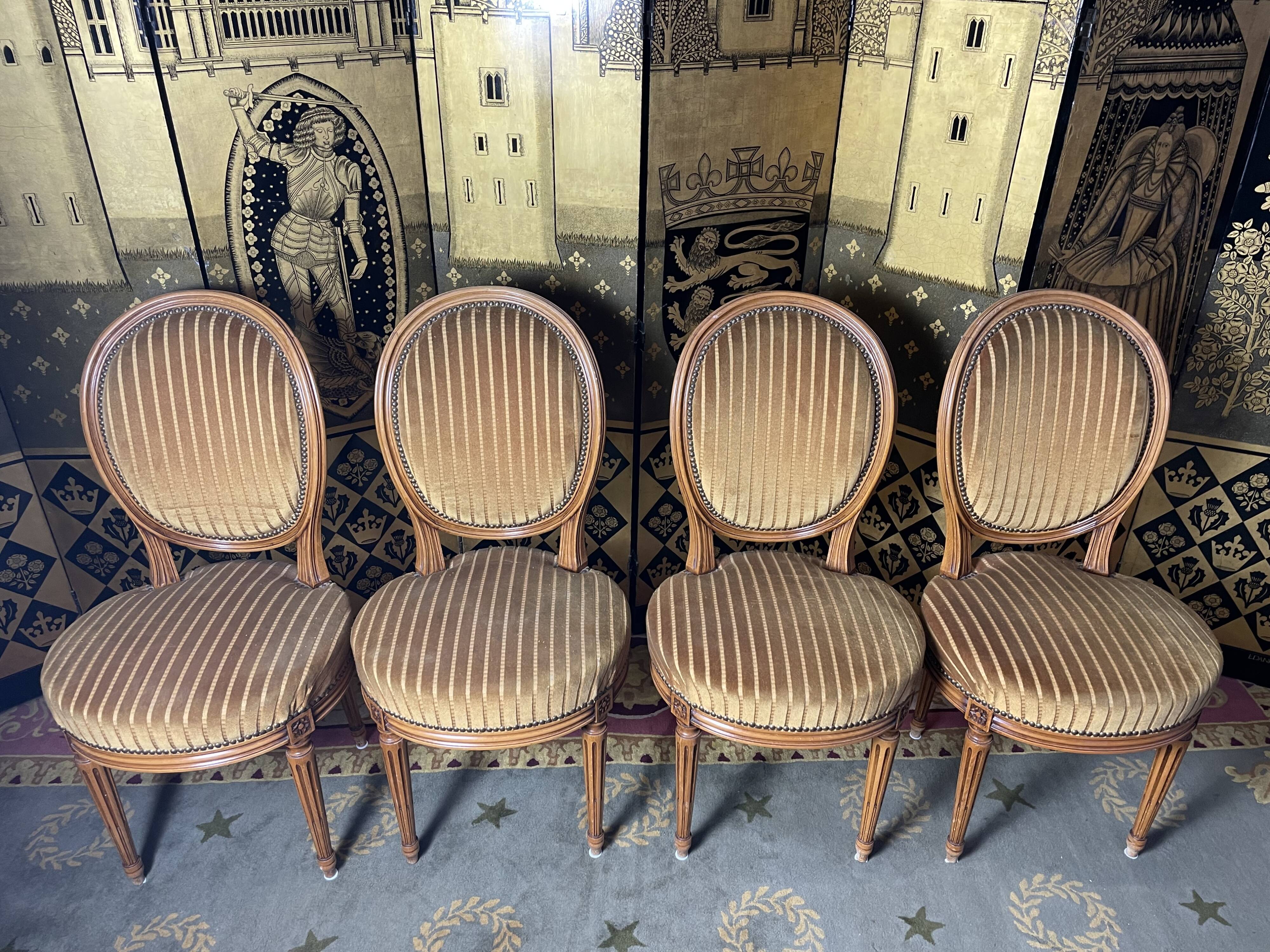 Suite de 4 chaises style Louis XVI médaillon
