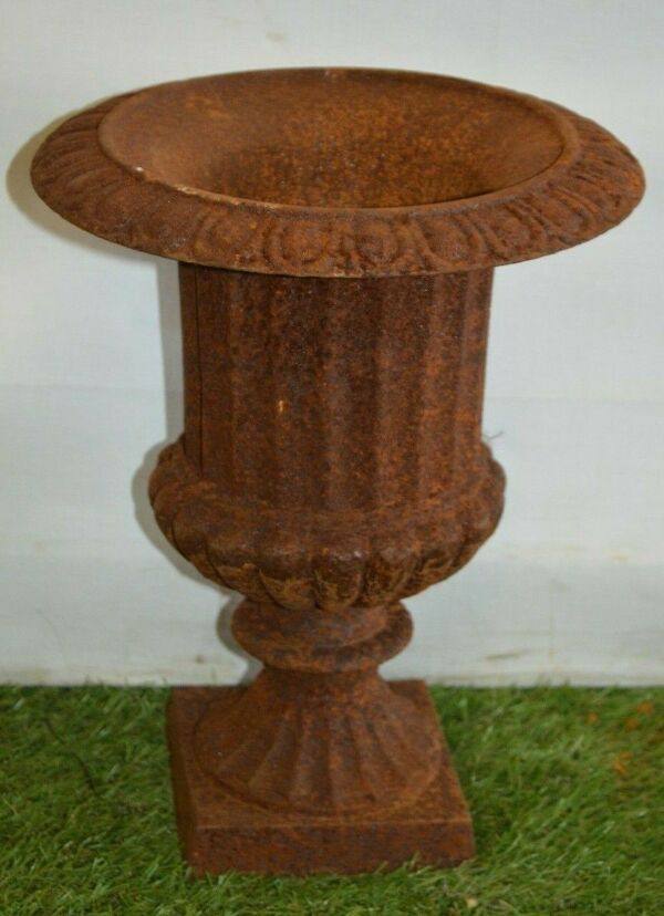 Vase médicis en fonte