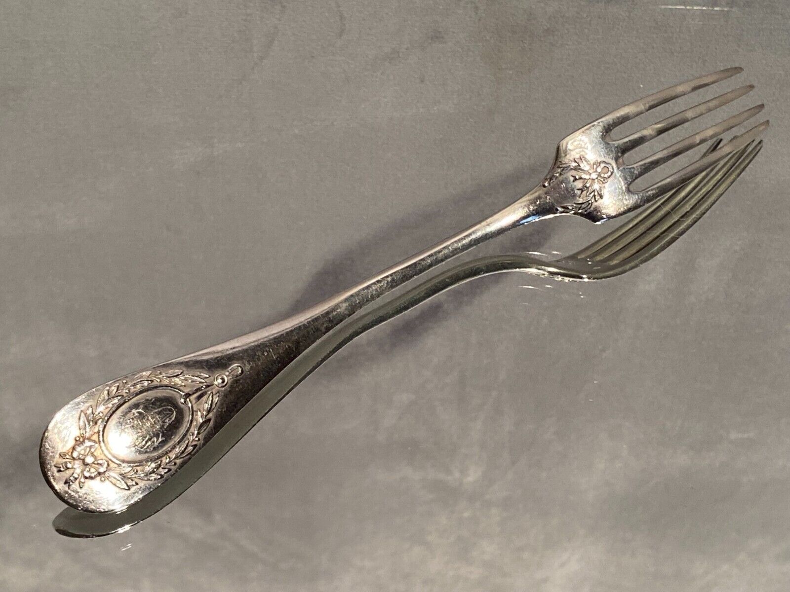 Fourchette XIXe argent massif Minerve modèle jonc décor médaillon Louis XVI