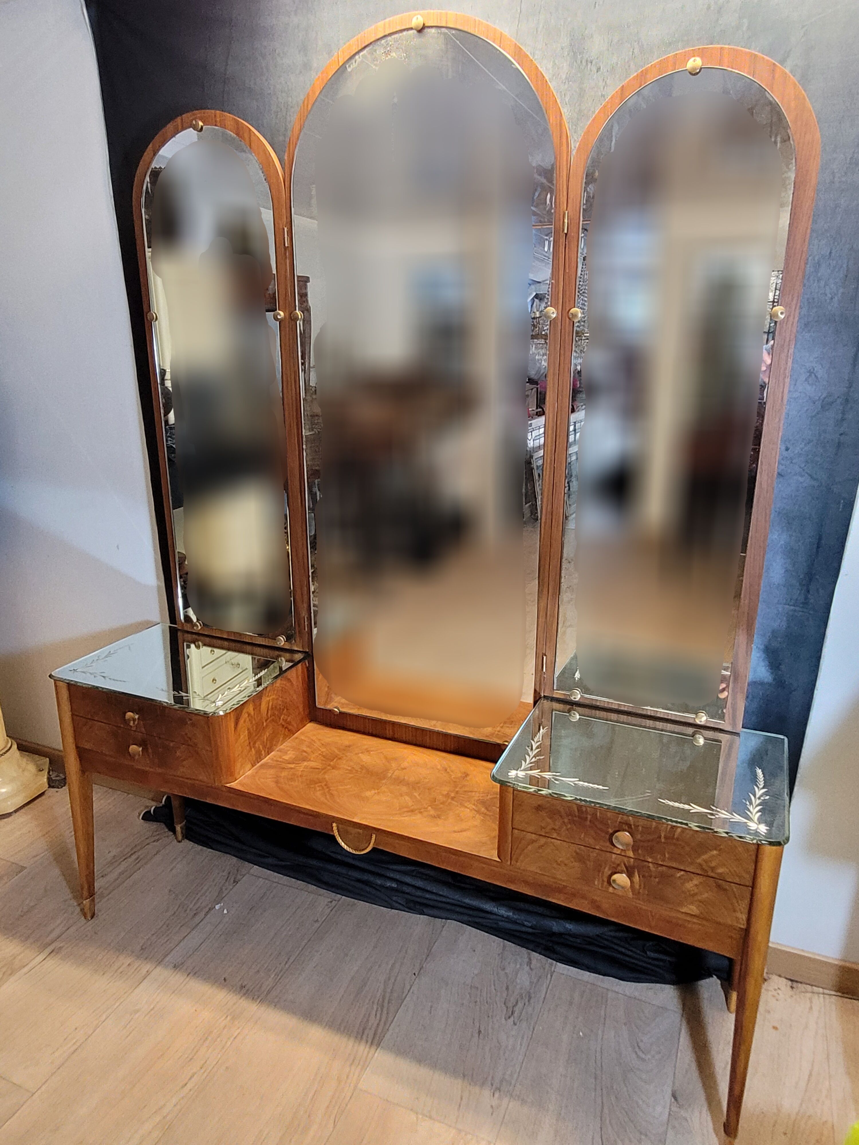 Venetian hairdresser with triptych mirror