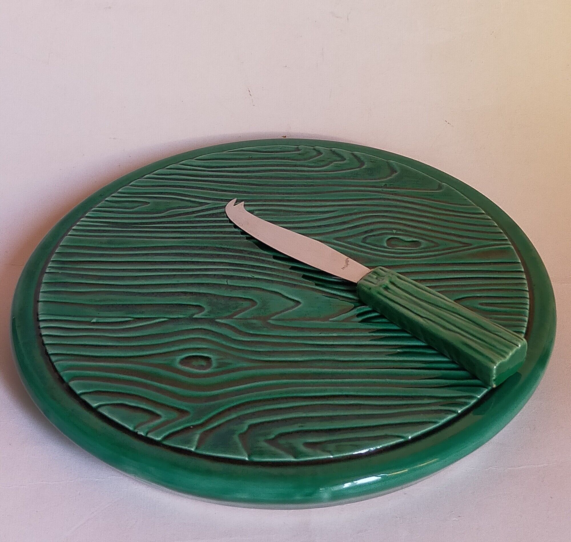 Cheese platter in antique faux-bois slurry, and its matching knife