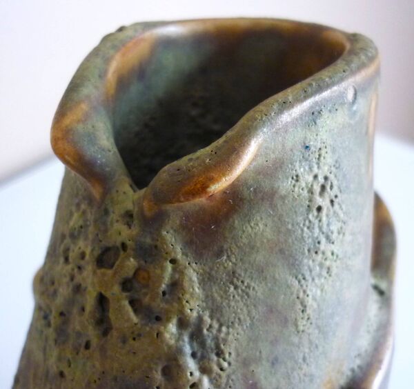 Vase sabot, brutaliste, céramique émaillée, grès, signature à identifier