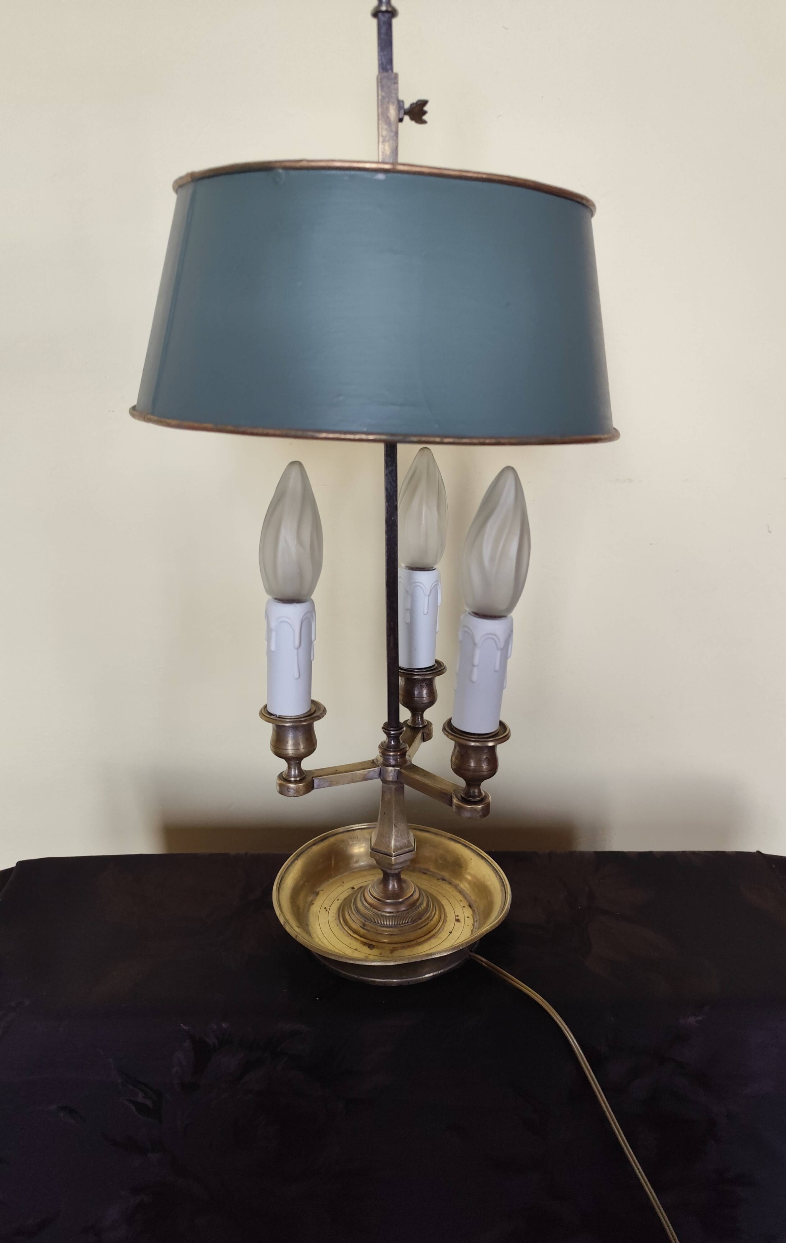Three-light bouillotte lamp in gold metal, desk lamp.