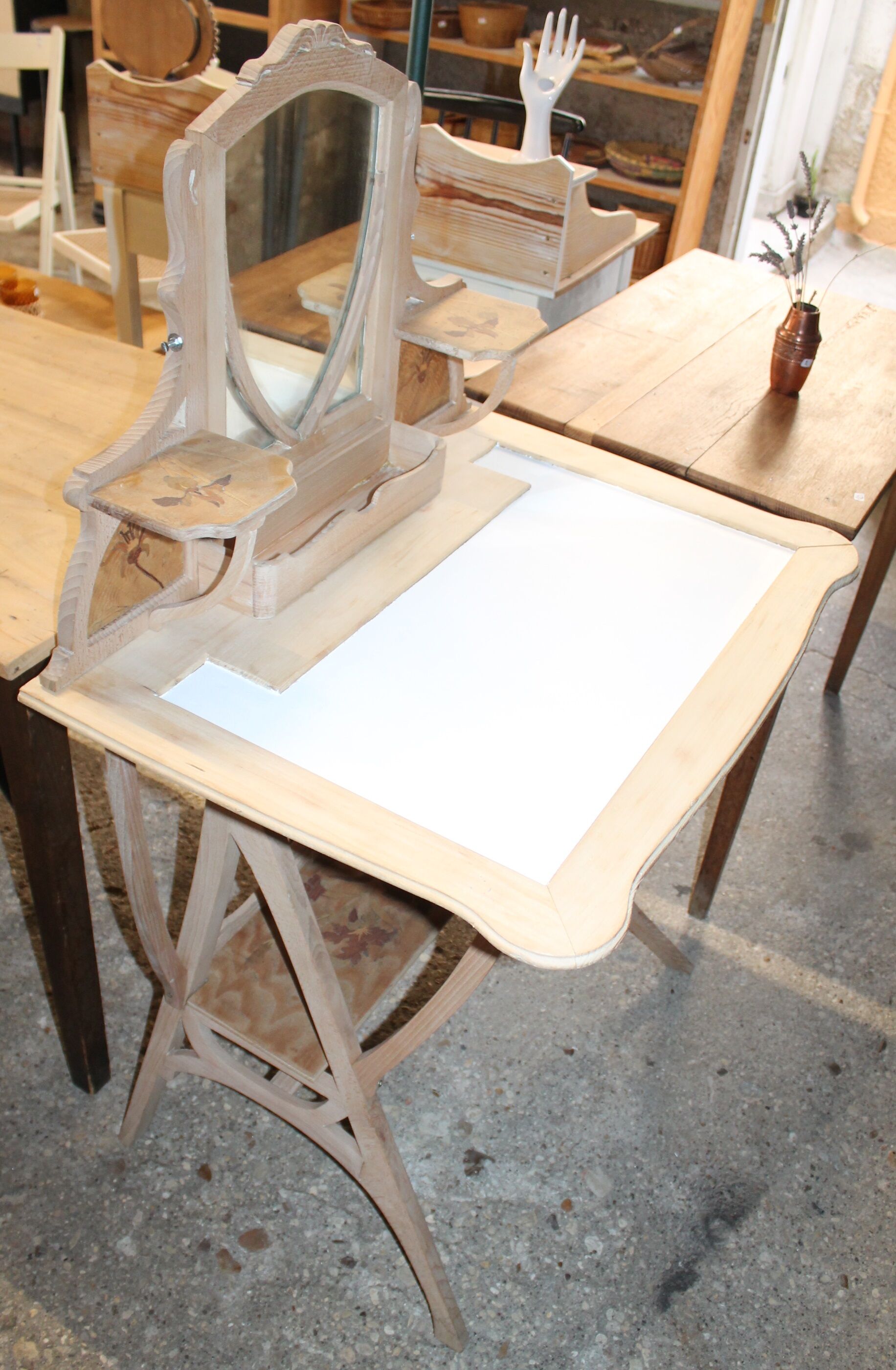 Art Nouveau hairdresser