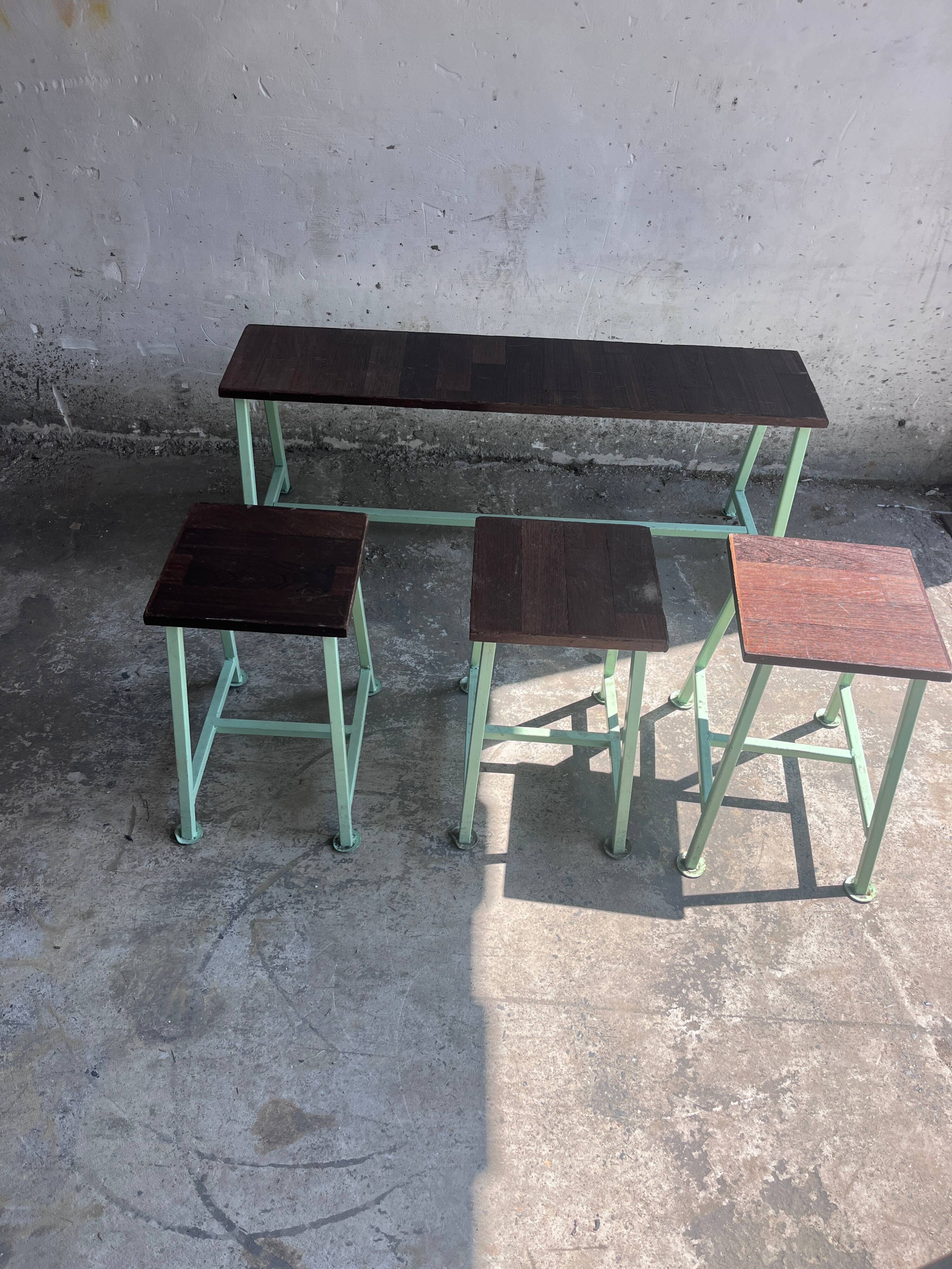 Bancs et tabourets industriels vintage, lot de 9, années 1950–1960