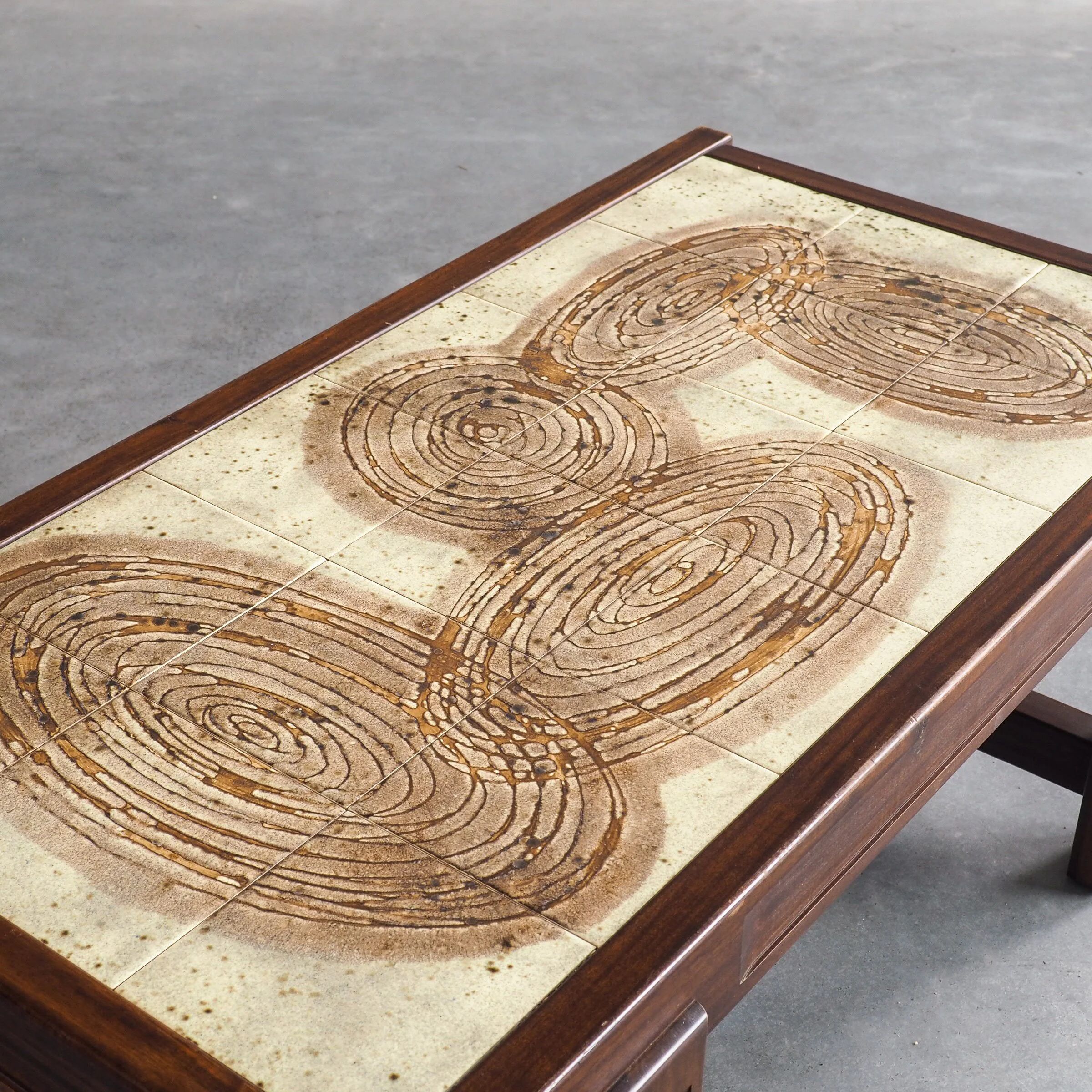Table basse carrelée du milieu du siècle par Jean D’Asti