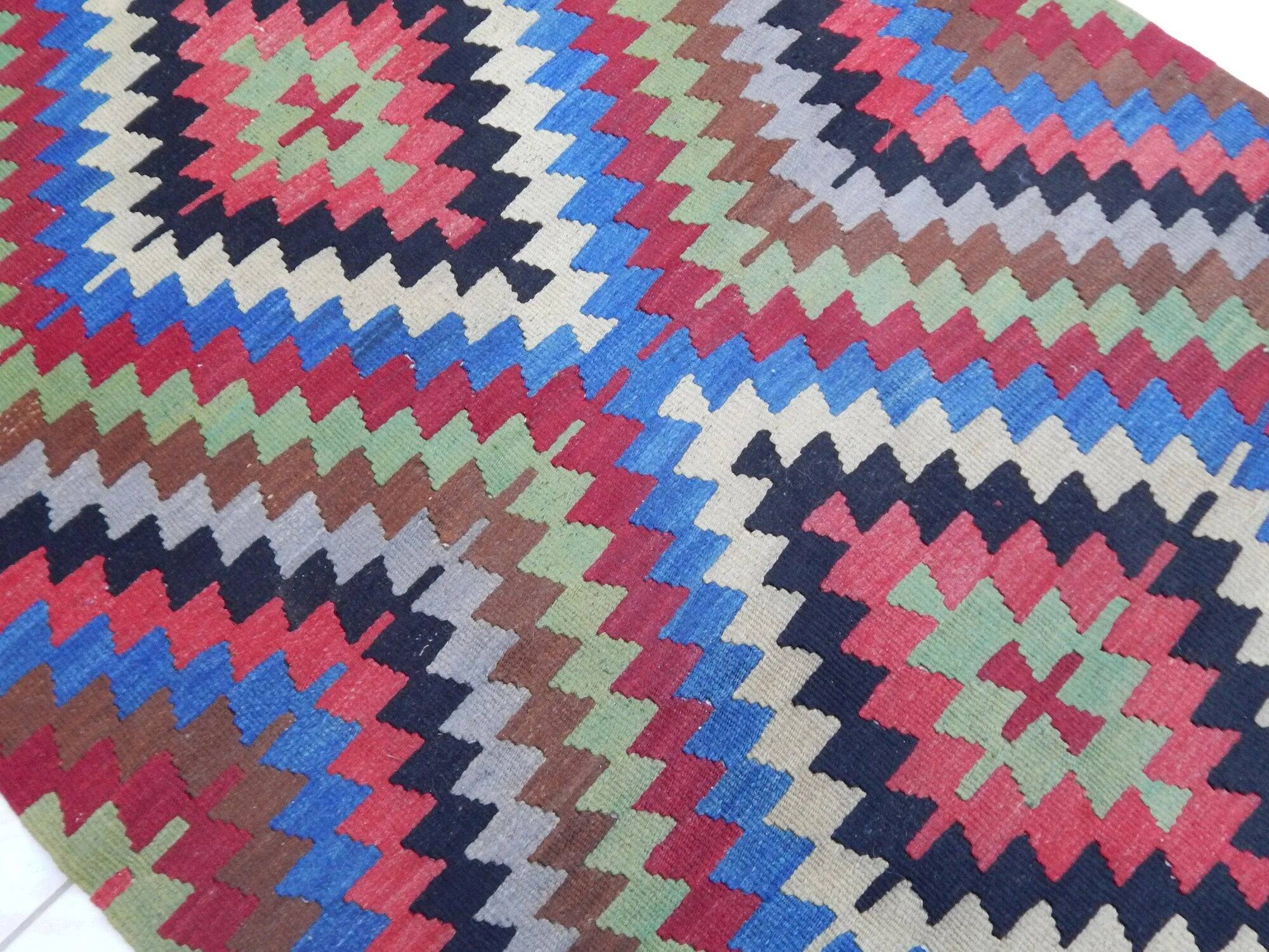 Vintage Turkish kilim, handwoven, 88x127 cm.