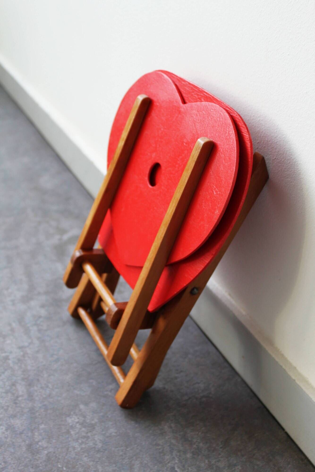 Paire de chaises pliantes vintage en bois pour enfants.