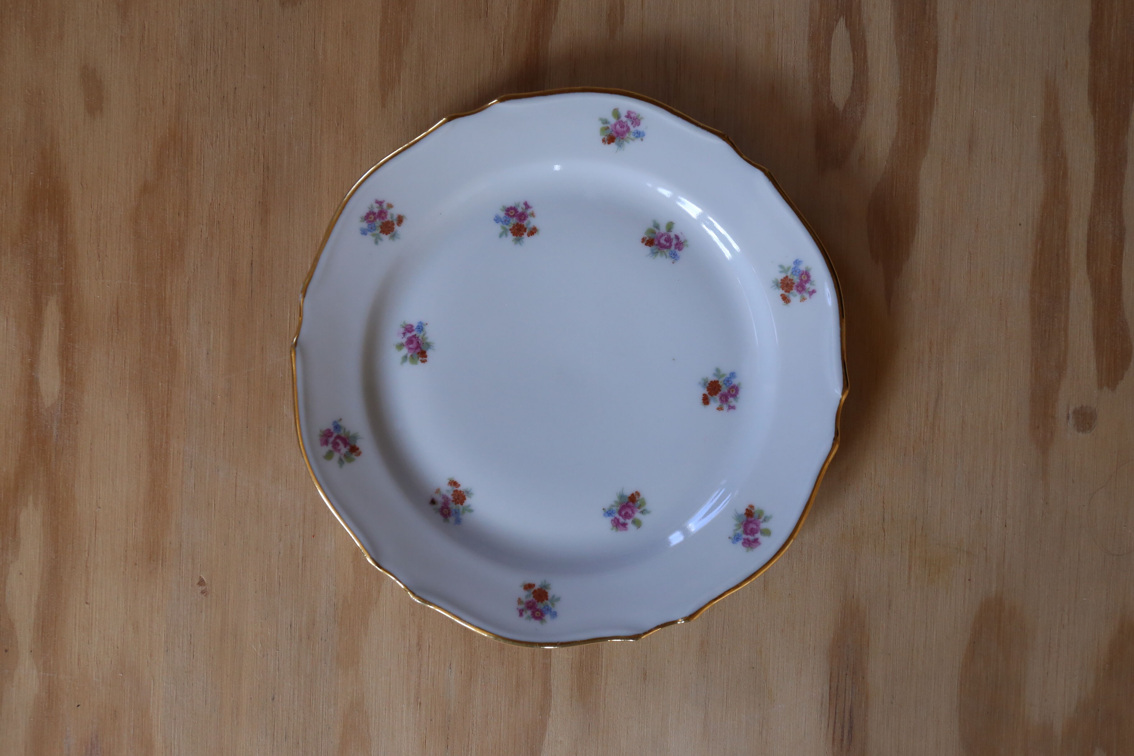 4 small vintage floral plates made of French porcelain