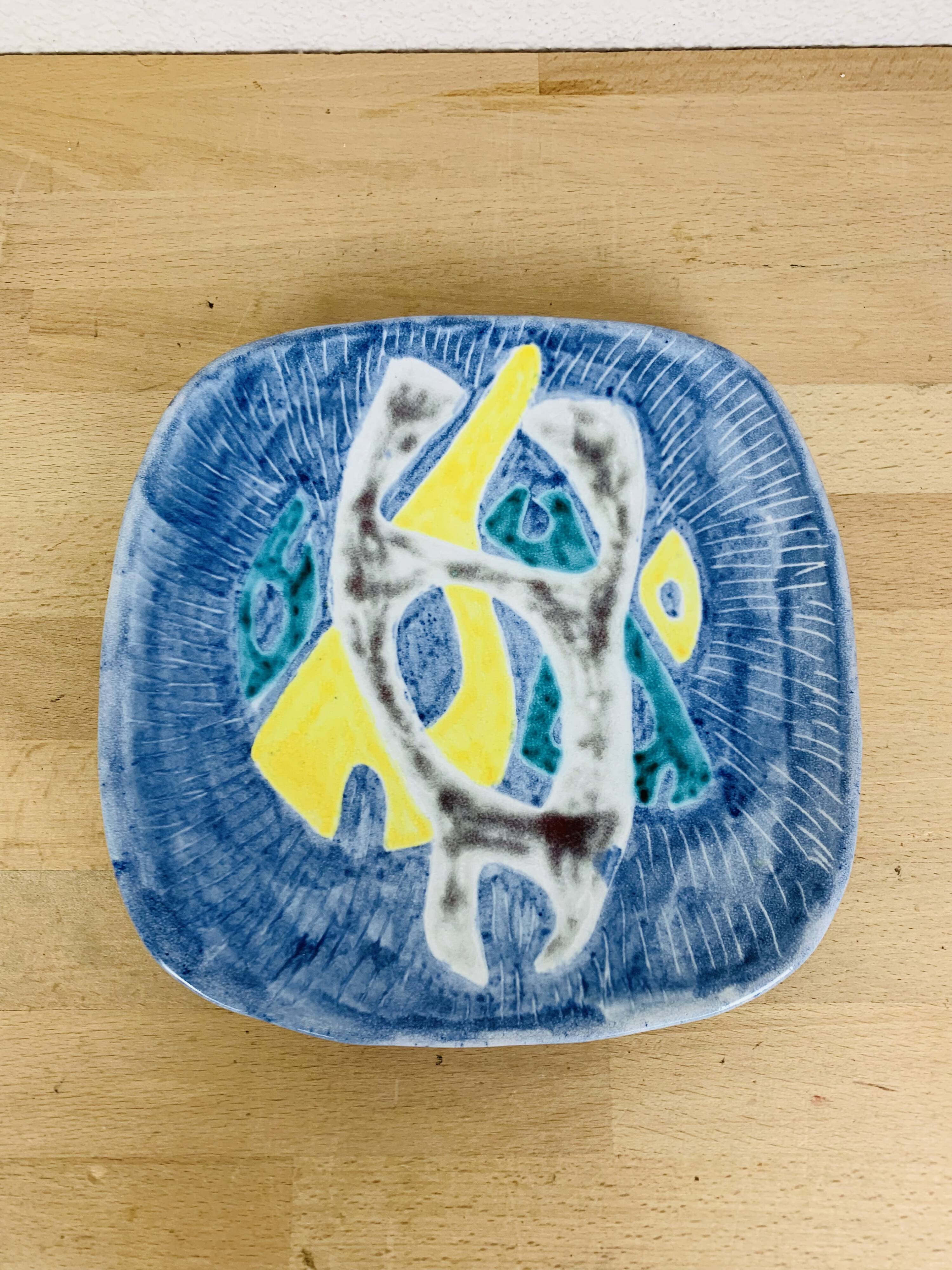 Ceramic plate from the 1950s with abstract decoration signed BB.