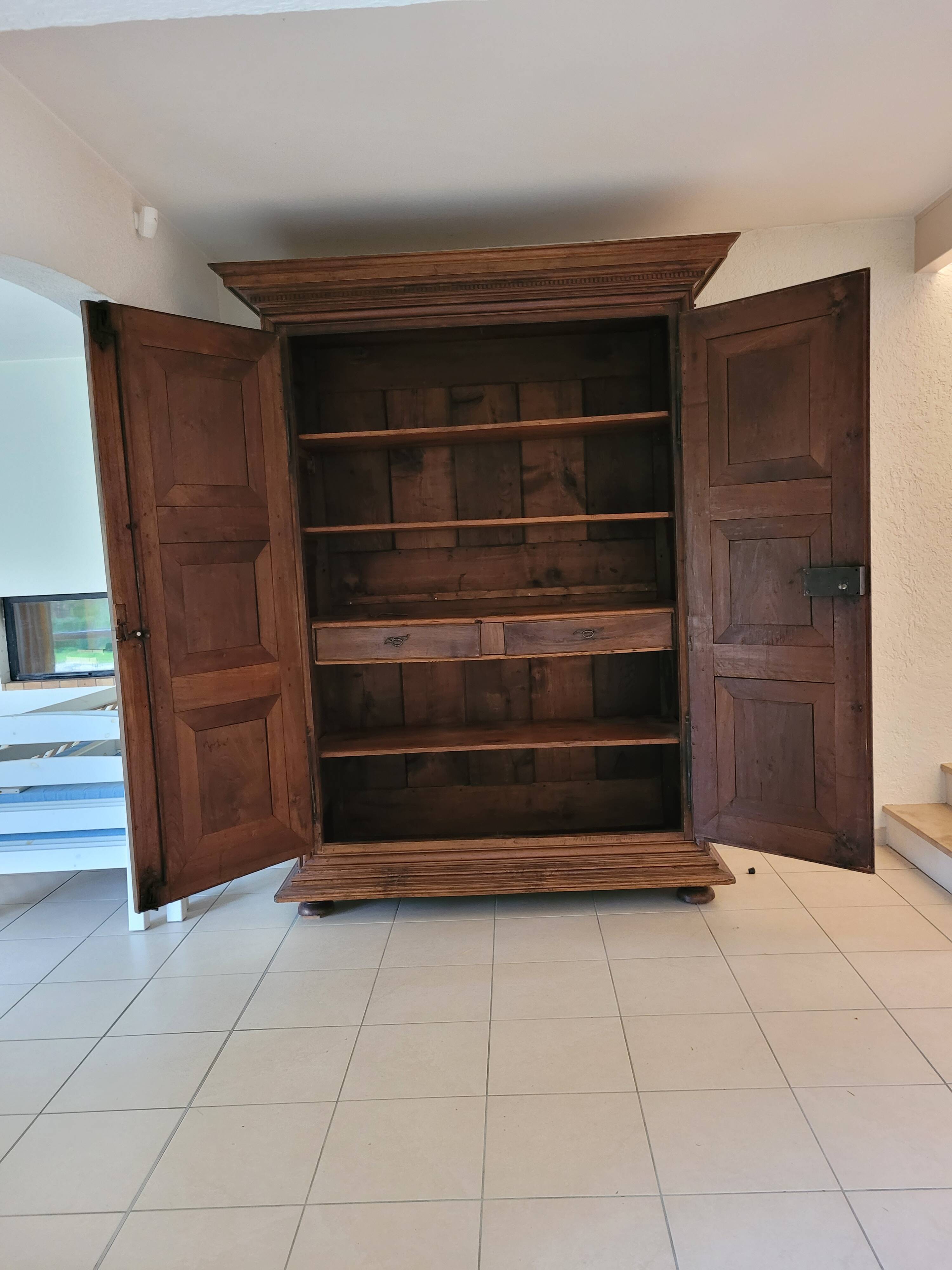 Armoire forezienne noyer massif