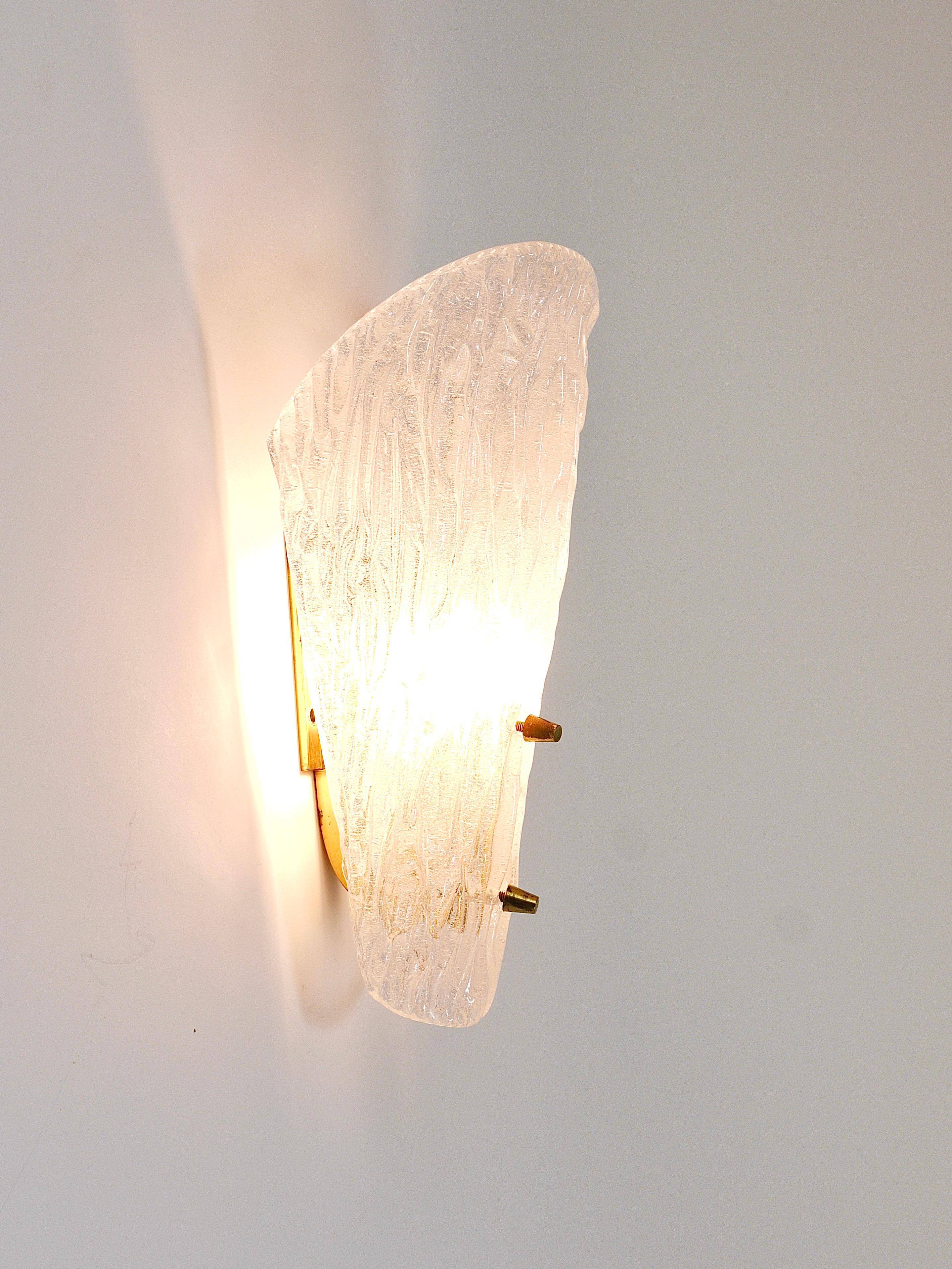 A mid-century Kalmar wall lamp in brass and textured glass, Austria, 1950s.