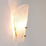 A mid-century Kalmar wall lamp in brass and textured glass, Austria, 1950s.