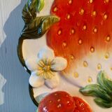 Assiette en relief à décor de fraise