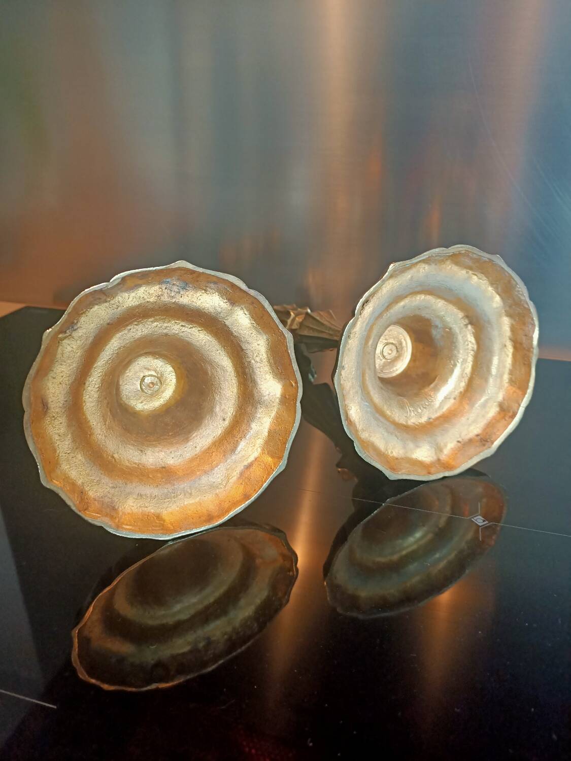 Bougeoirs ciselés anciens