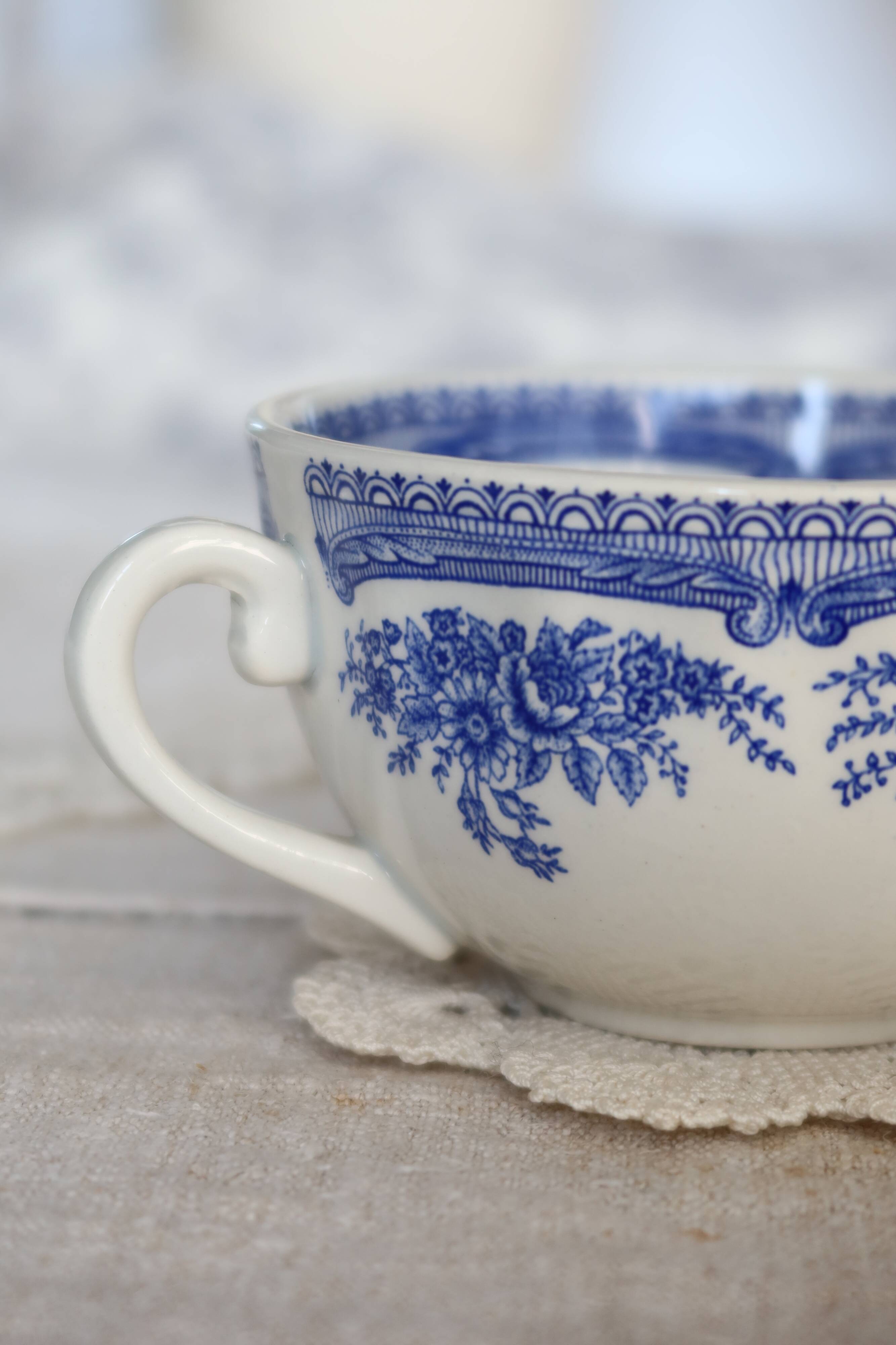 Antique blue and white earthenware teacup - Floral decoration