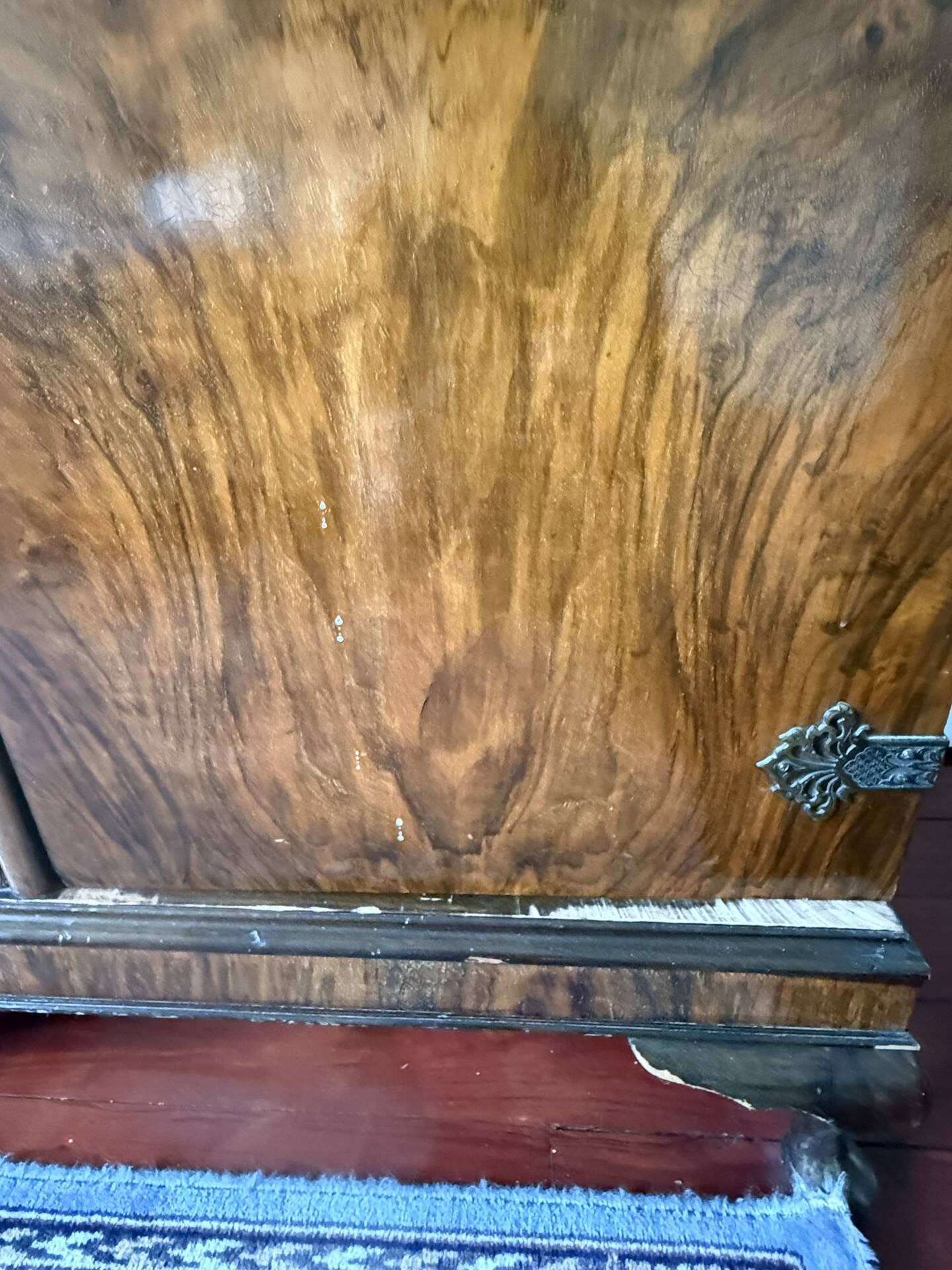 English-style wardrobe and its chest of drawers in walnut burl.