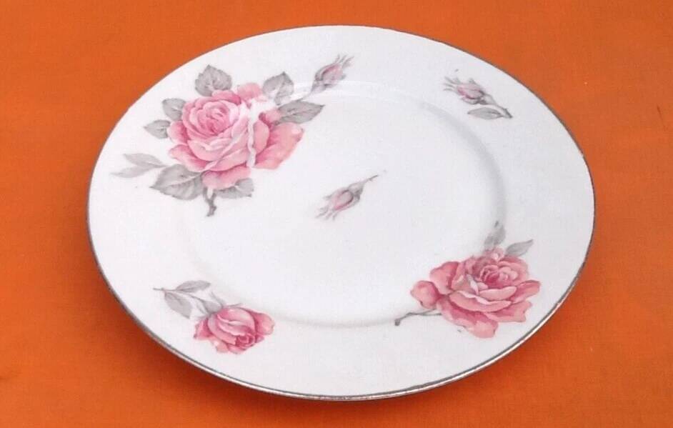 3 assiettes plates porcelaine blanche à décor de roses liseré argenté