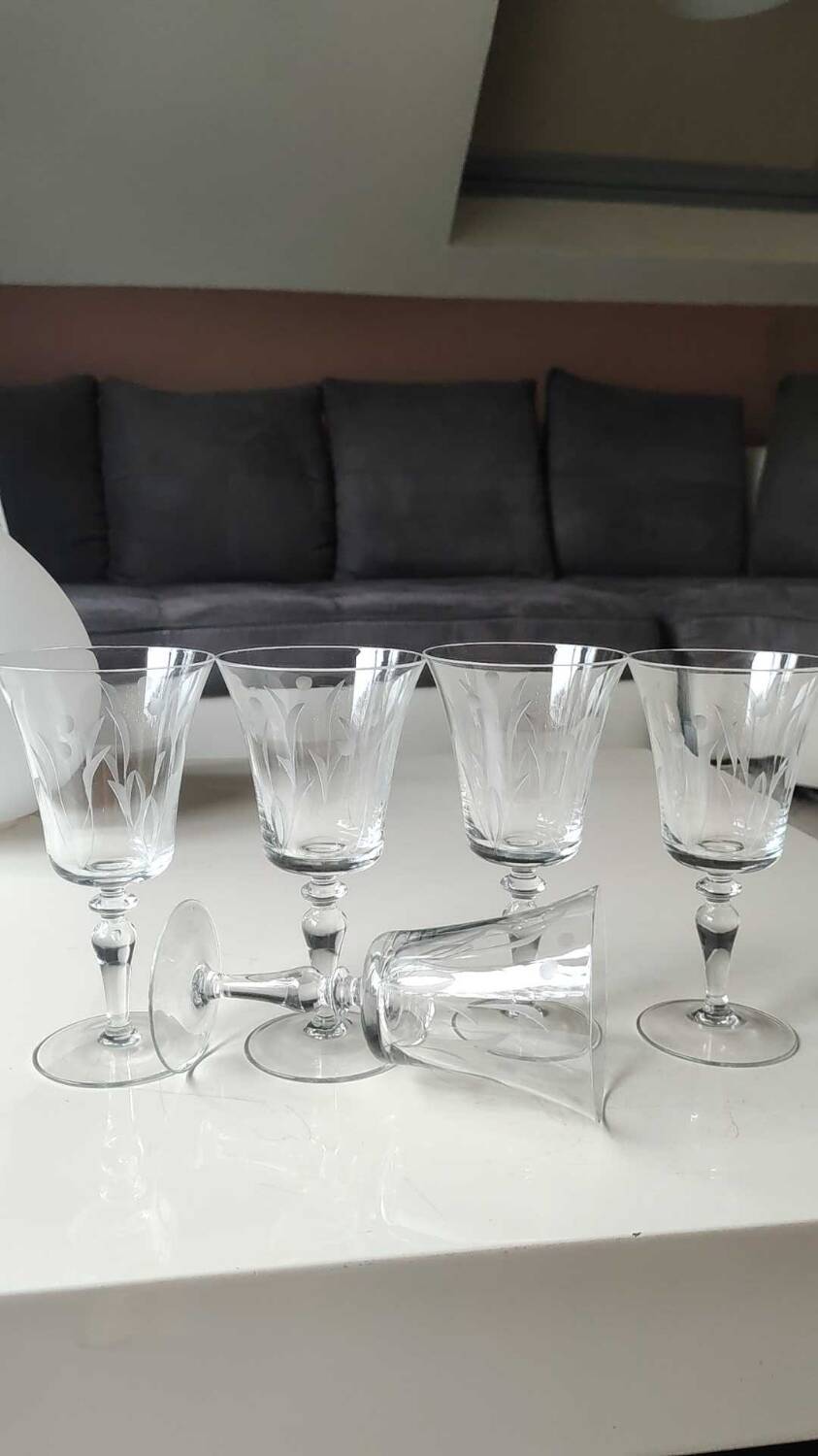 Set of 8 glasses with flared neck, in crystal. With frosted plant decoration. Height 16 cm
