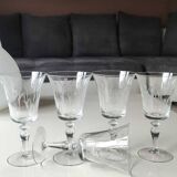 Lot 8 Verres à col évasé, en cristallin. A Décor végétal dépoli. Haut 16 cm