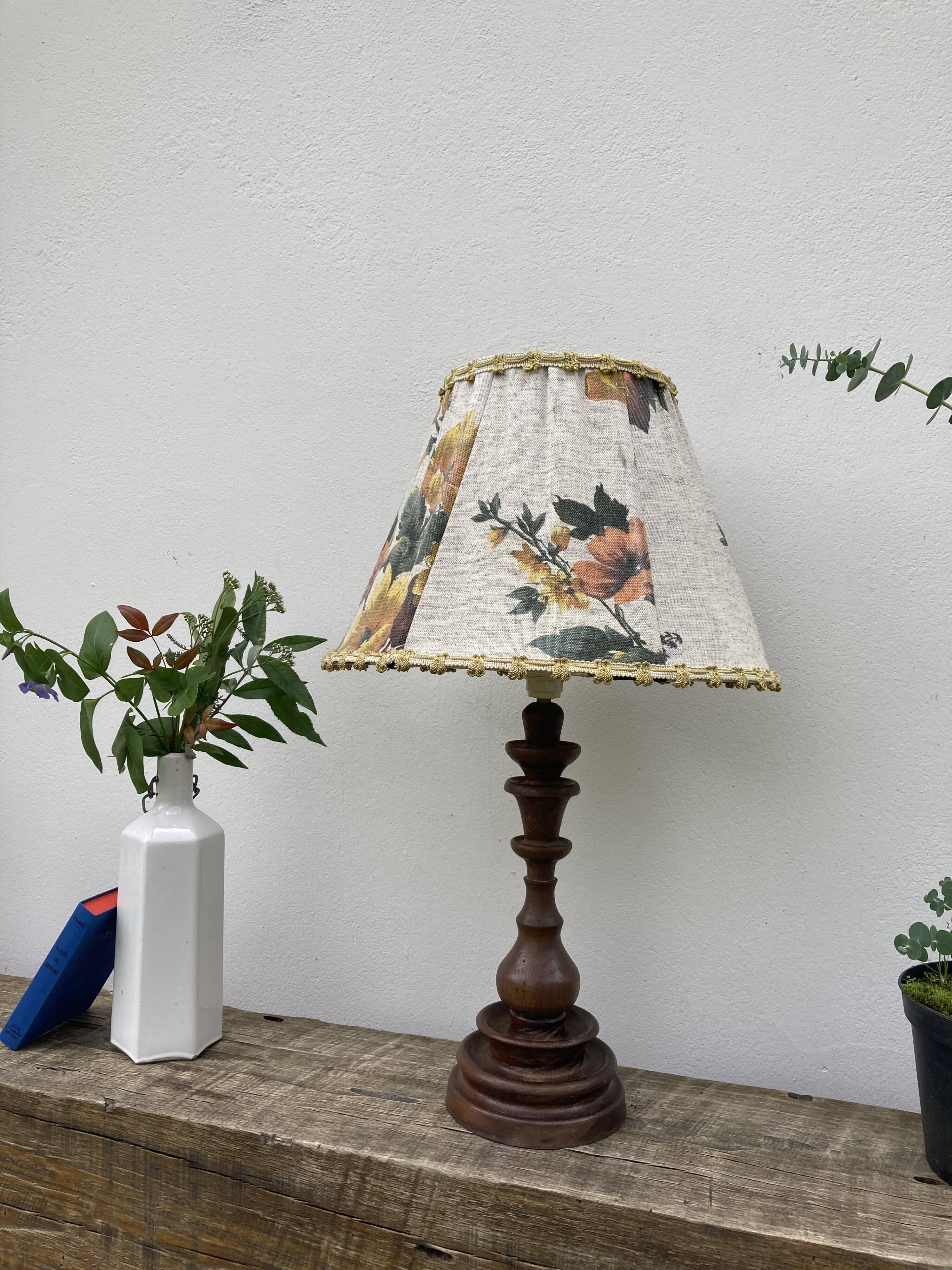 Lampe en bois tourné 70 abat jour fleur vintage