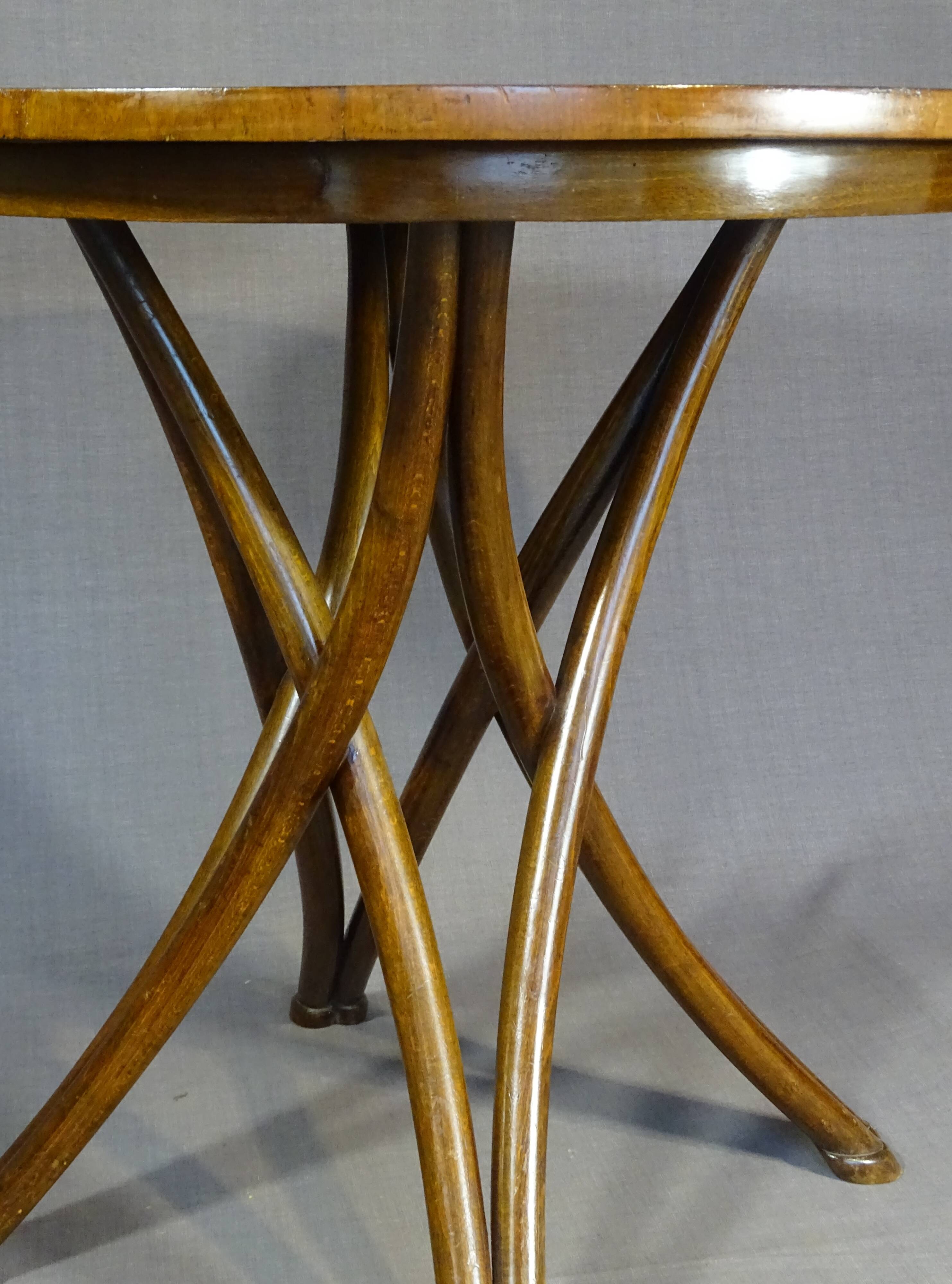 Thonet round table N°14 called "Mikado" - 1890 -