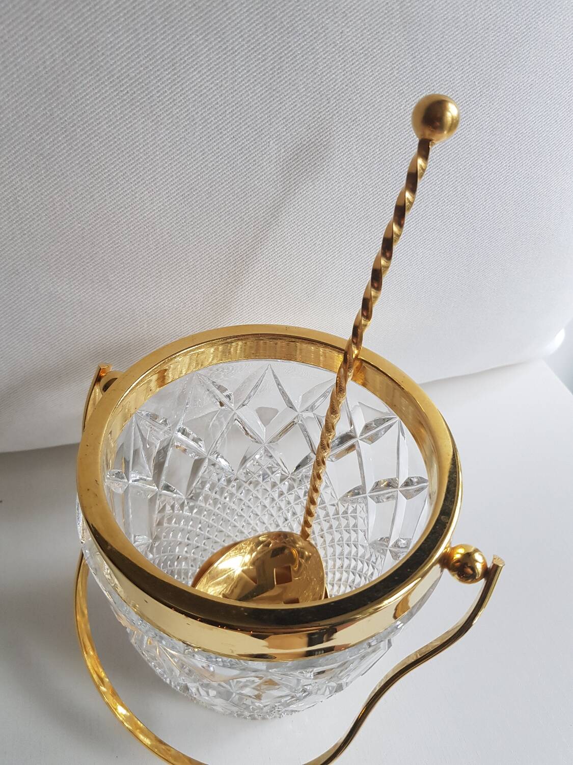 Seau à glace en cristal taillé du milieu du siècle Val Saint Lambert avec détails dorés et cuillère