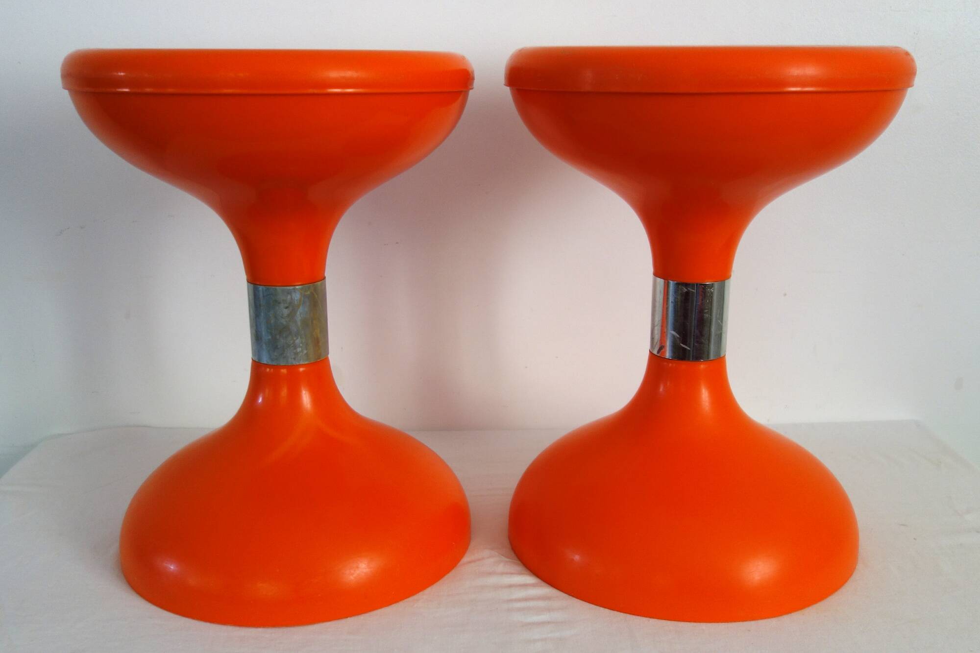 2 tabourets diabolo orange années 70