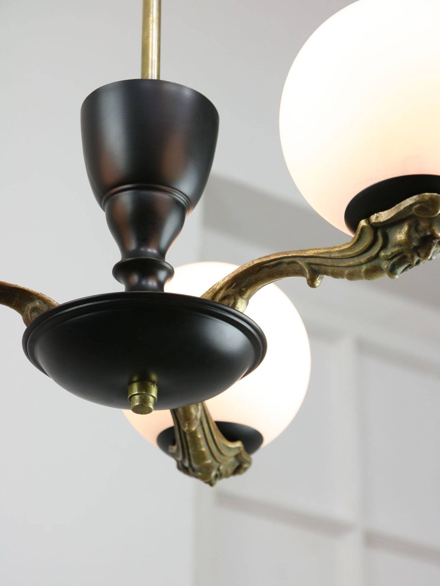 Lustre Art Déco en laiton et opaline, 1930