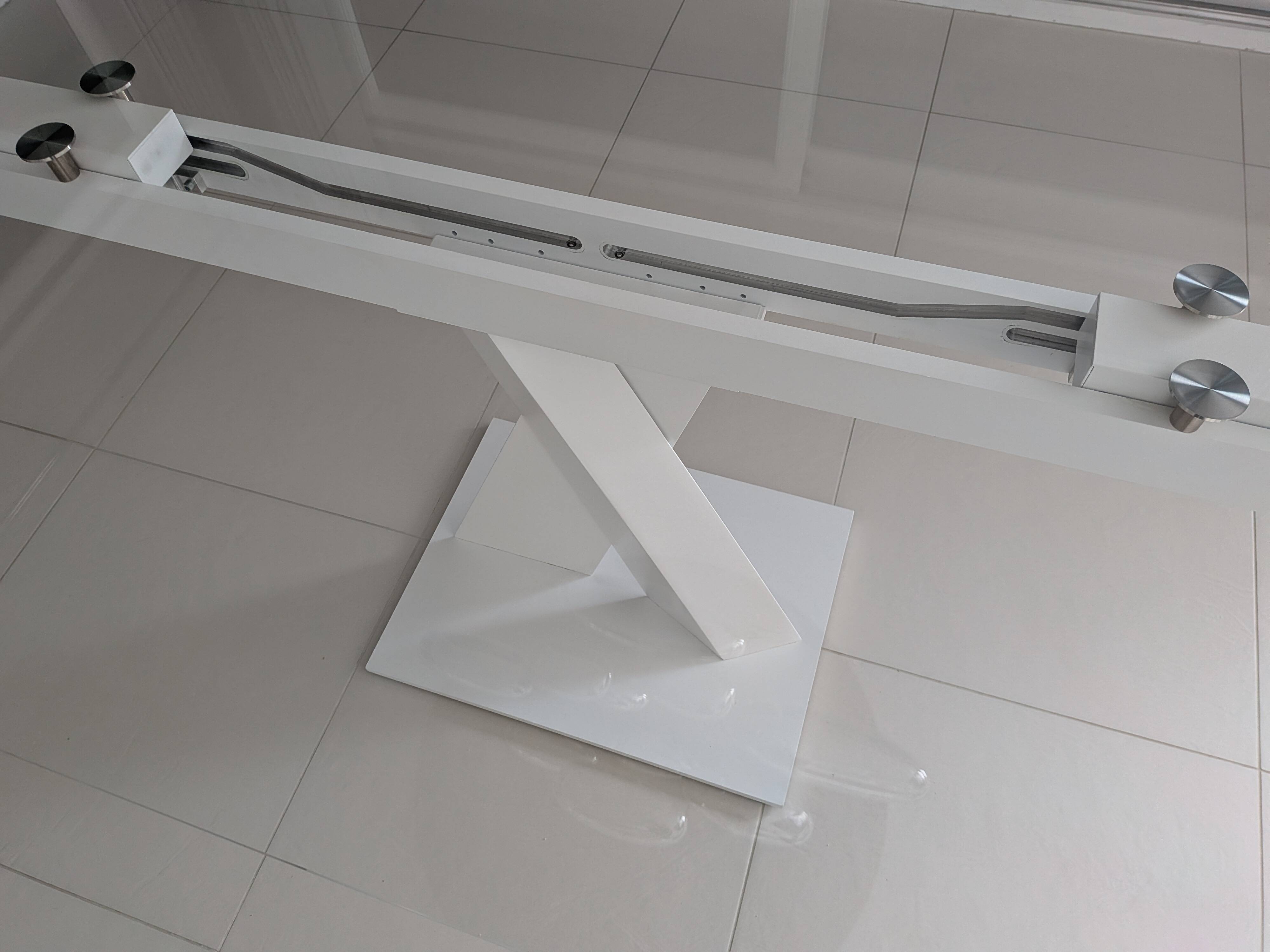 Roche Bobois table model Axel in white