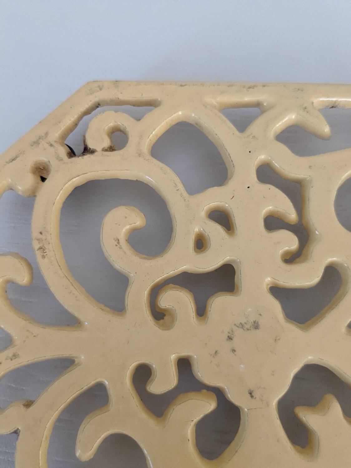 Enamelled cast iron trivet