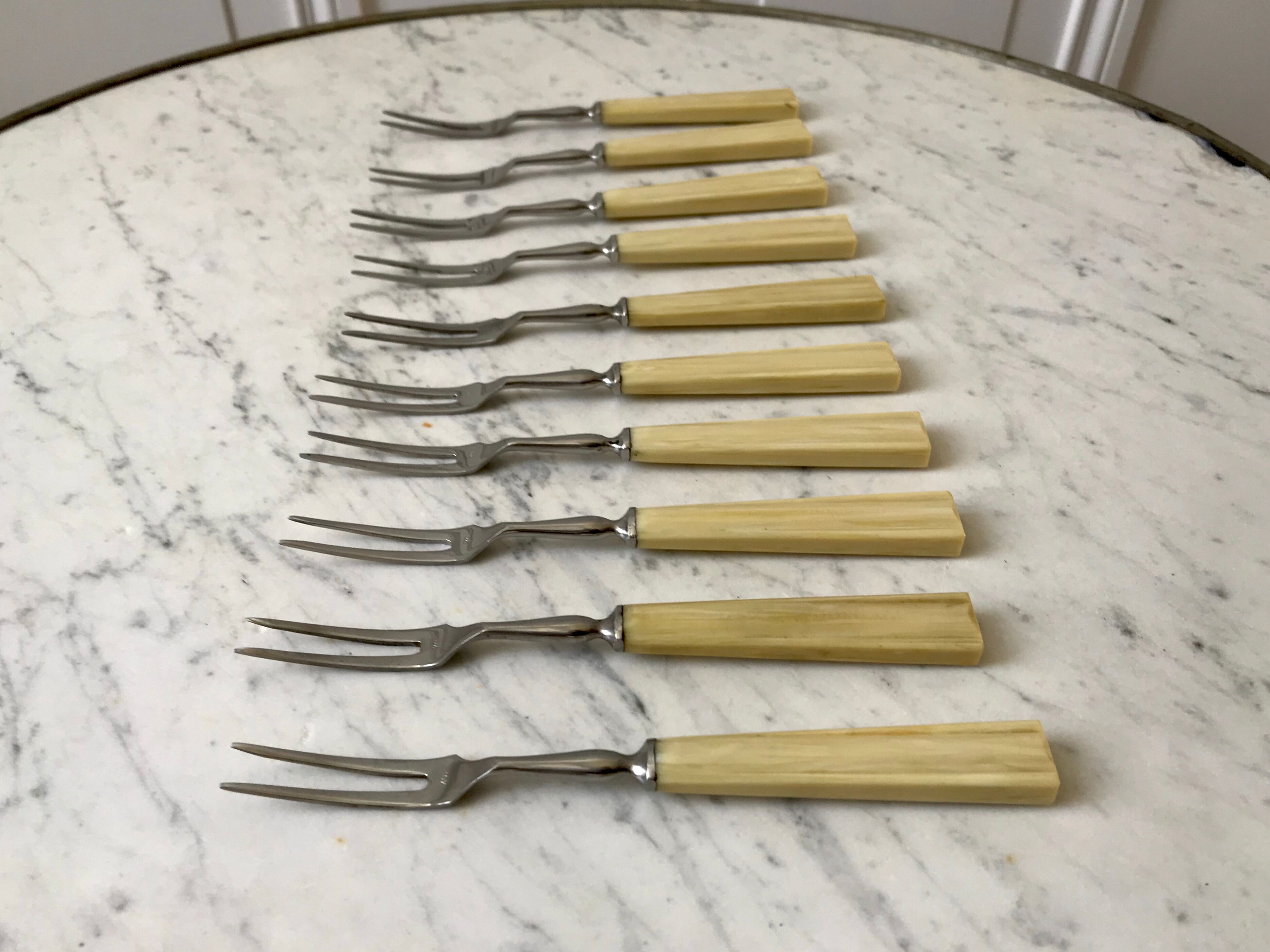 Set of 10 dessert forks in Bakelite 60s-70s