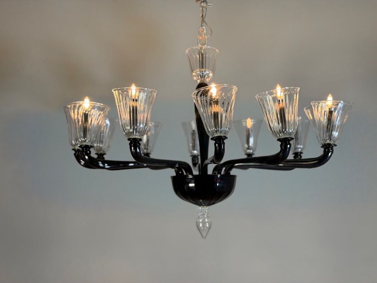 Venetian chandelier in Murano glass in black and colourless, 12 light arms, circa 1990.