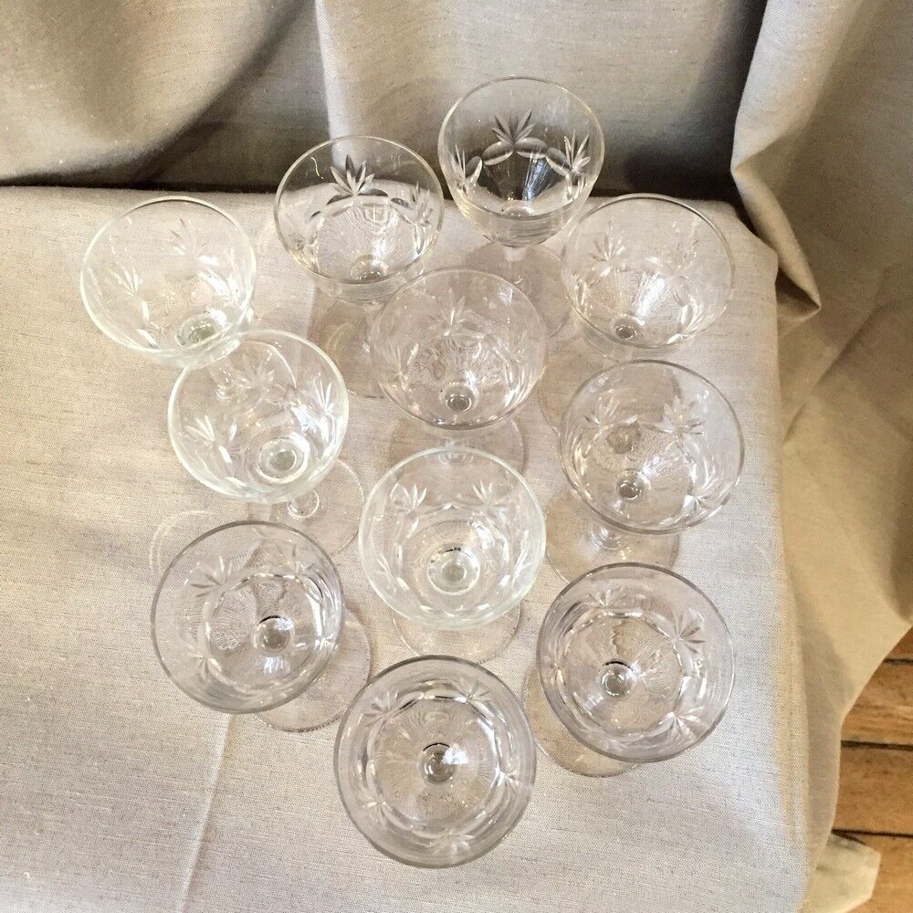 Suite of 11 glasses on foot for the drop liqueur in glass cisele