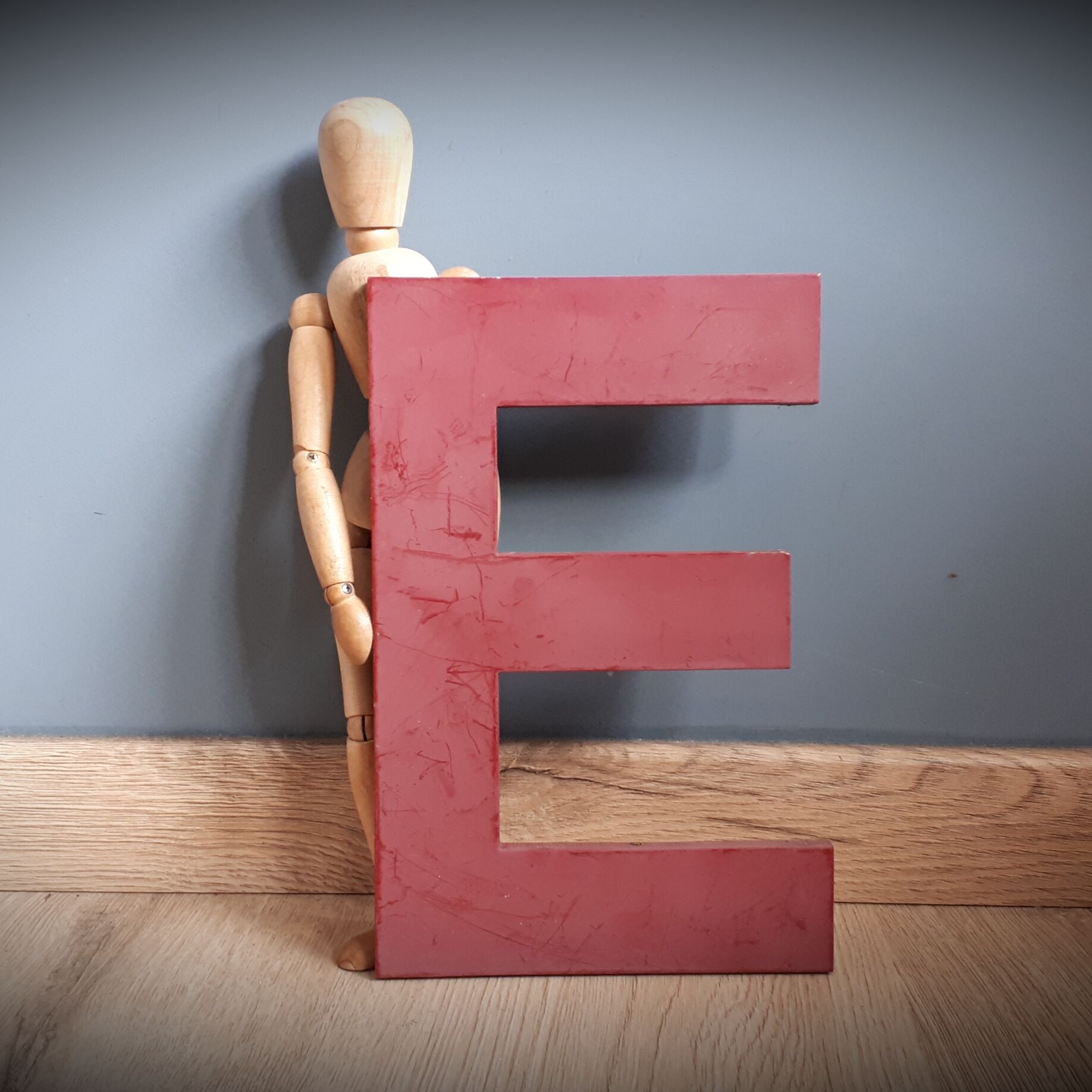 Letter sign E