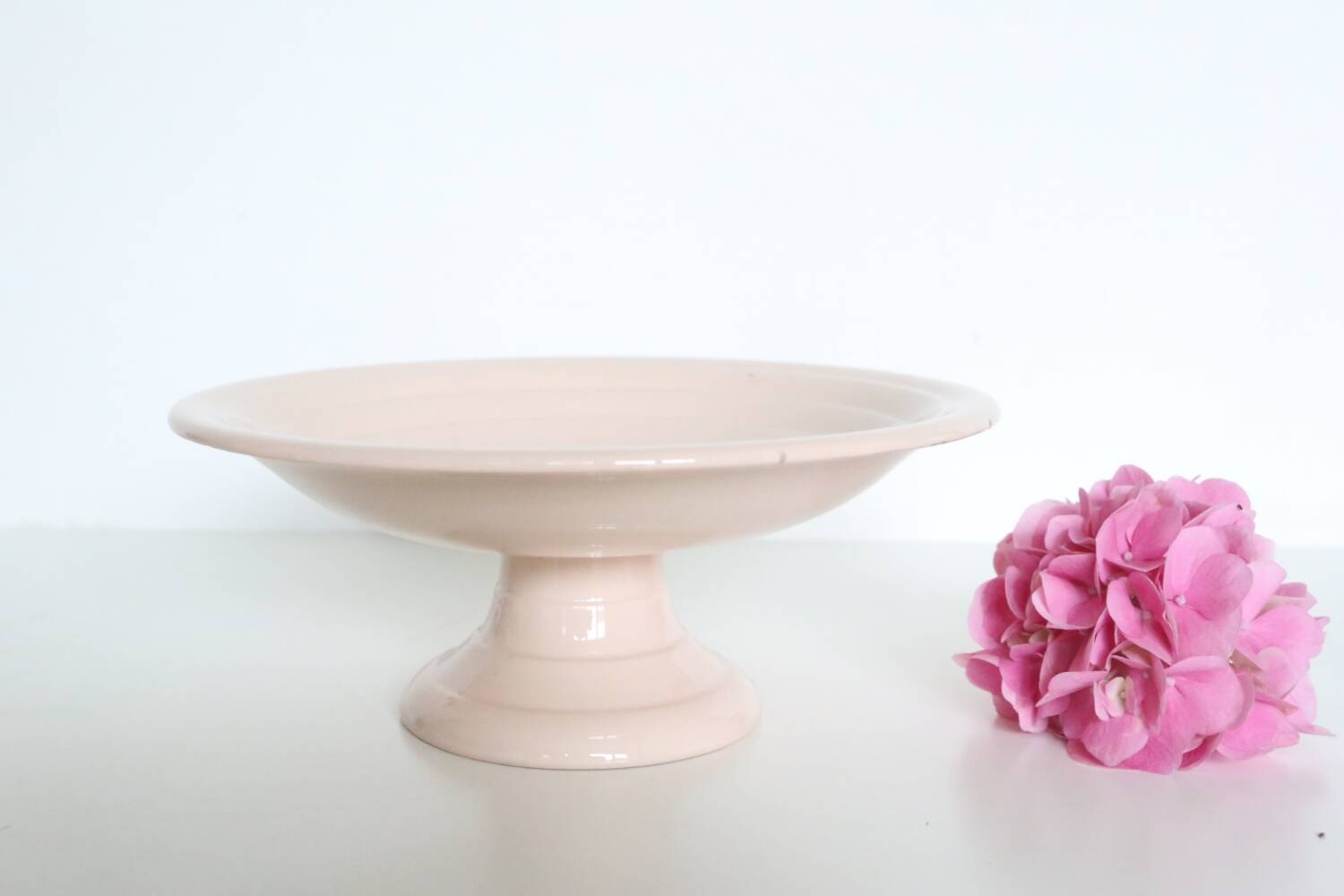 Plat piédouche en céramique rose, 1950