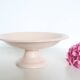 Plat piédouche en céramique rose, 1950