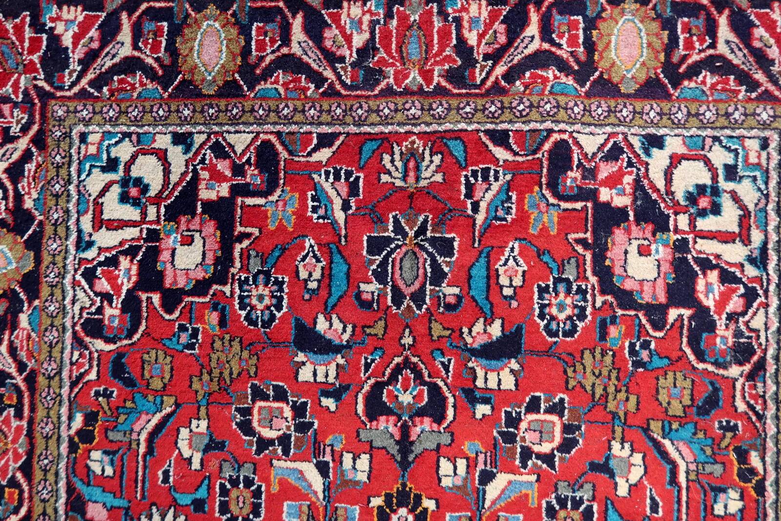 Ancient Persian Kashan carpet, handmade, 131 cm x 205 cm, 1920s.